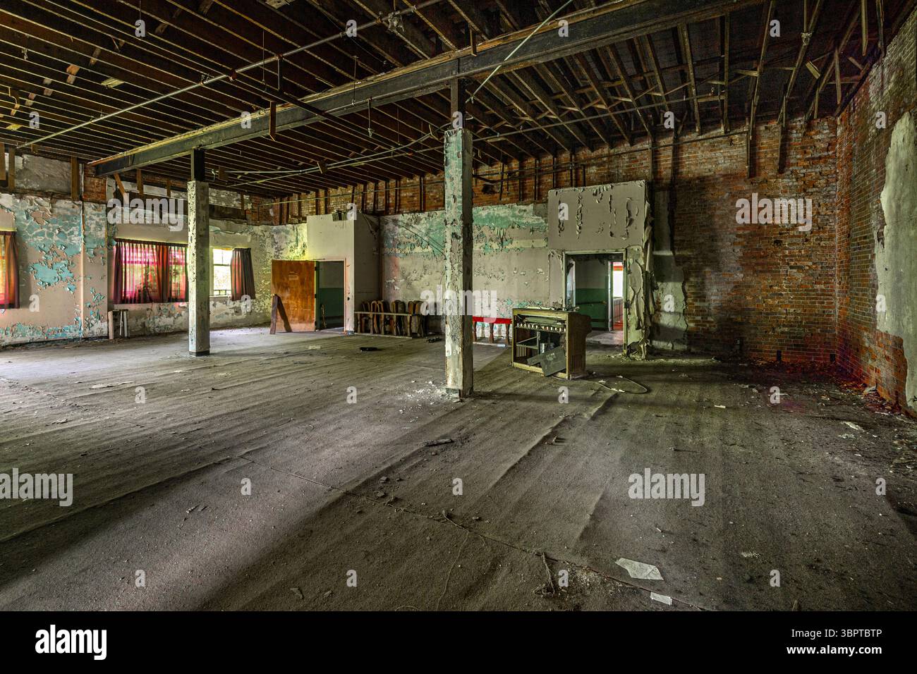 All'interno di un'ampia stanza in un edificio abbandonato, Indiana USA Foto Stock