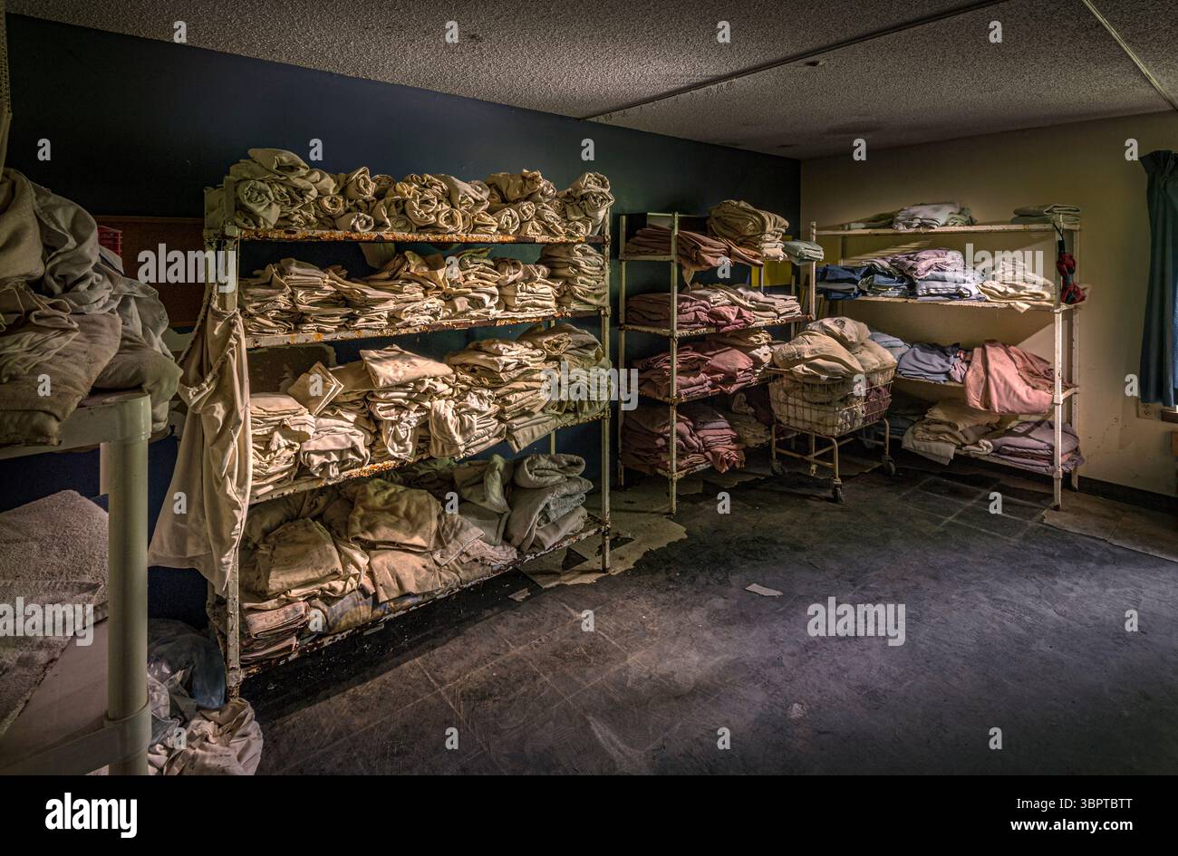 Stanza di rifornimento biancheria in ospedale abbandonato, Rockville Indiana USA Foto Stock
