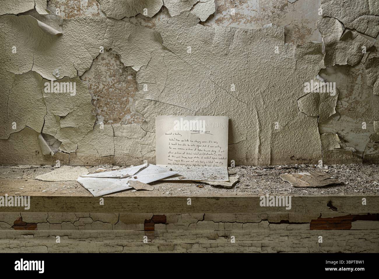 Lettera dimenticata sulla rimozione del mantello di vernice nella casa abbandonata, Indiana USA Foto Stock