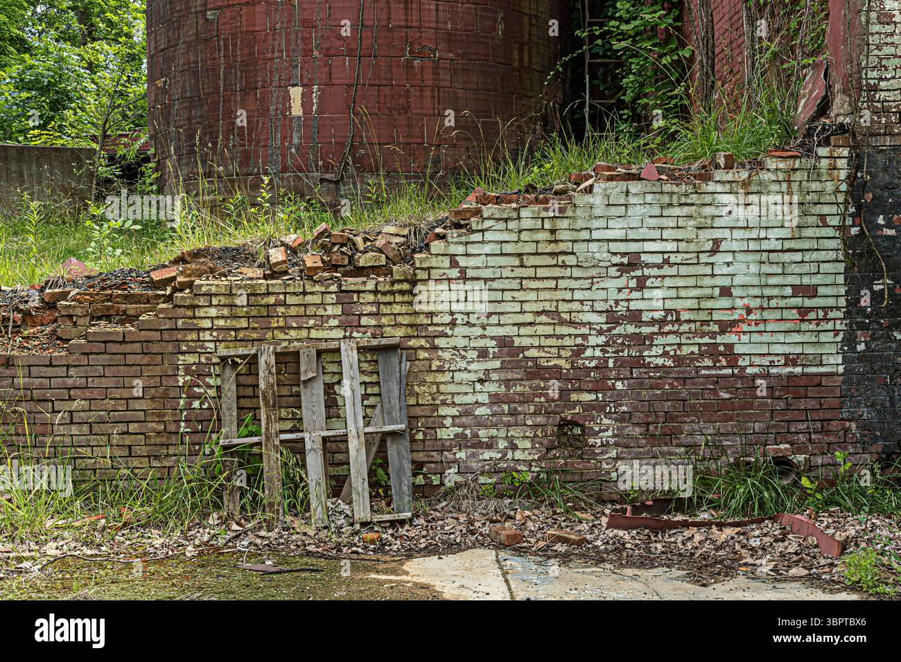 Muro di mattoni sbriciolati fuori dall'edificio abbandonato, Rockville, Indiana USA Foto Stock