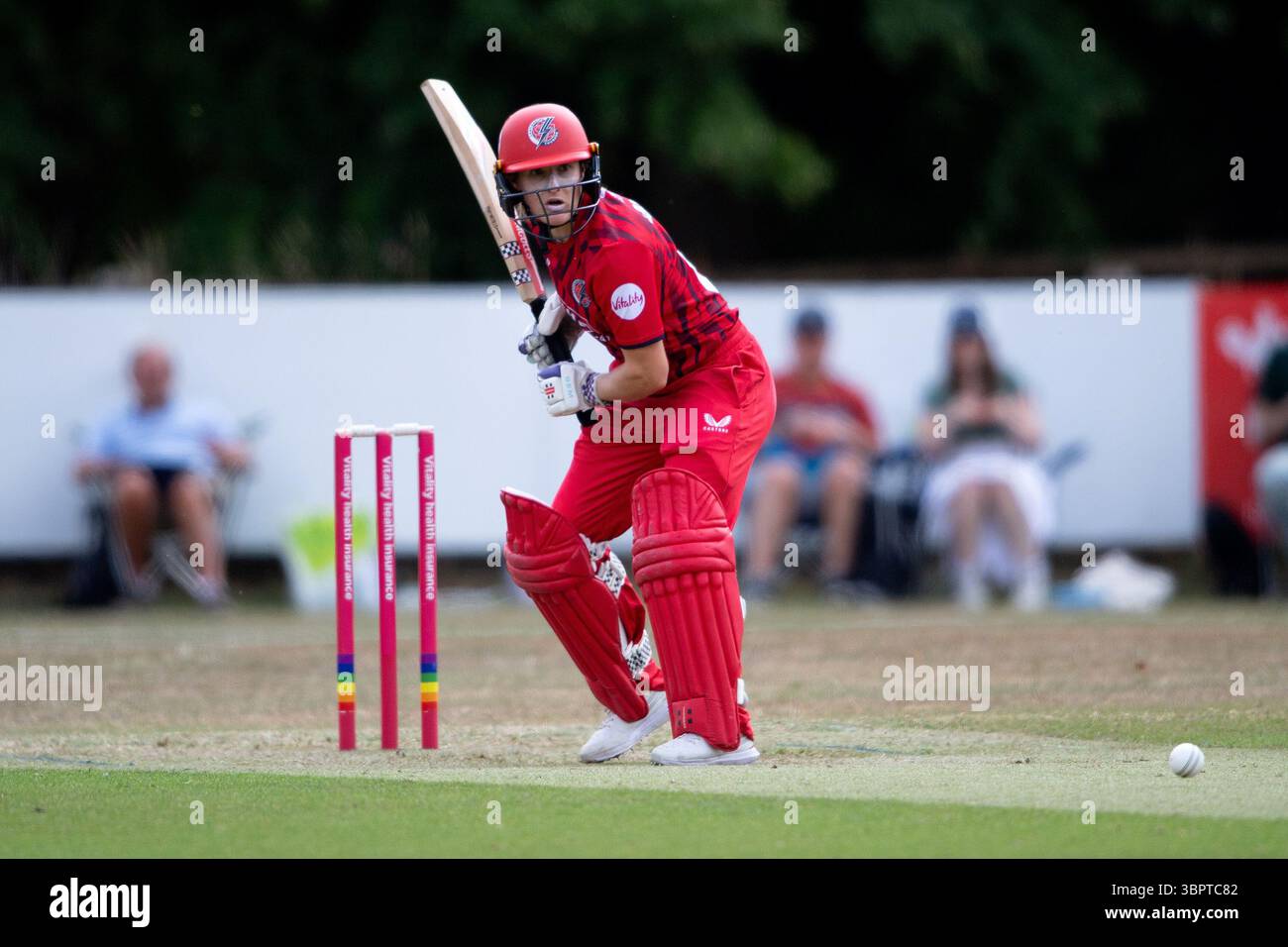 Newbury, Regno Unito, 09 luglio 2025. Emma Lamb dei Lancashire Thunder batte durante il Women's Vitality Blast match tra Hampshire Hawks e Lancashire Thunder al Falkland Cricket Club. Crediti: Dave Vokes/Alamy Live News Foto Stock