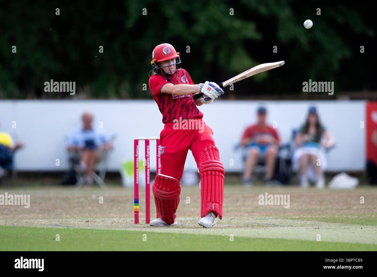 Newbury, Regno Unito, 09 luglio 2025. Emma Lamb dei Lancashire Thunder batte durante il Women's Vitality Blast match tra Hampshire Hawks e Lancashire Thunder al Falkland Cricket Club. Crediti: Dave Vokes/Alamy Live News Foto Stock