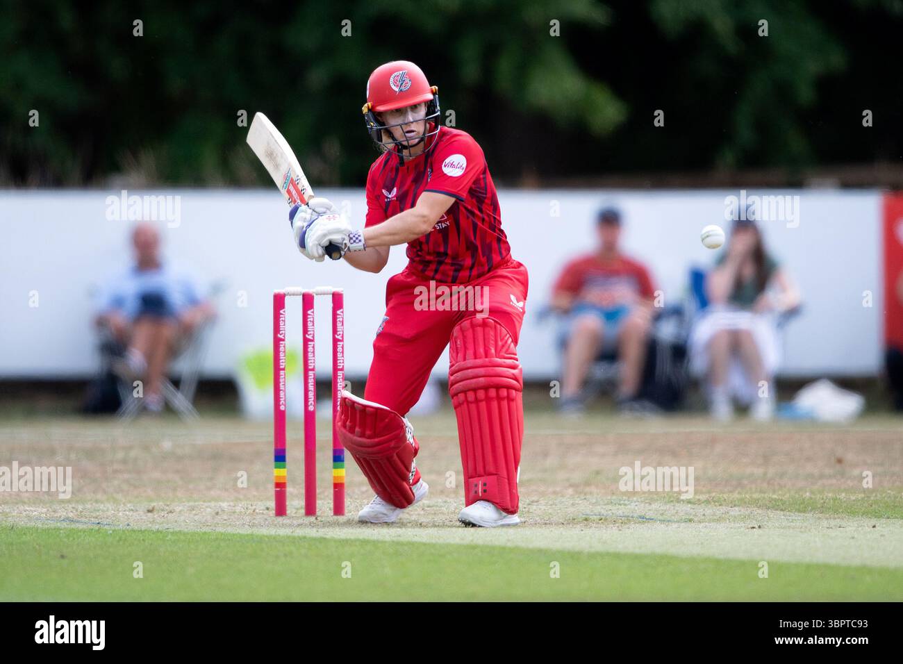 Newbury, Regno Unito, 09 luglio 2025. Emma Lamb dei Lancashire Thunder batte durante il Women's Vitality Blast match tra Hampshire Hawks e Lancashire Thunder al Falkland Cricket Club. Crediti: Dave Vokes/Alamy Live News Foto Stock