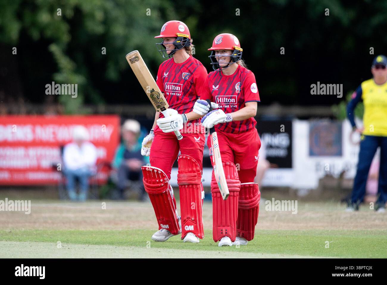 Newbury, Regno Unito, 09 luglio 2025. Una sorridente Eve Jones (a destra) ed Emma Lamb dei Lancashire Thunder durante il Women's Vitality Blast match tra Hampshire Hawks e Lancashire Thunder al Falkland Cricket Club. Crediti: Dave Vokes/Alamy Live News Foto Stock