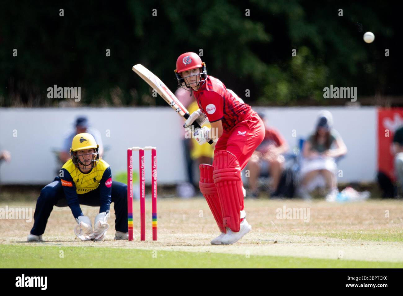 Newbury, Regno Unito, 09 luglio 2025. Emma Lamb dei Lancashire Thunder batte durante il Women's Vitality Blast match tra Hampshire Hawks e Lancashire Thunder al Falkland Cricket Club. Crediti: Dave Vokes/Alamy Live News Foto Stock