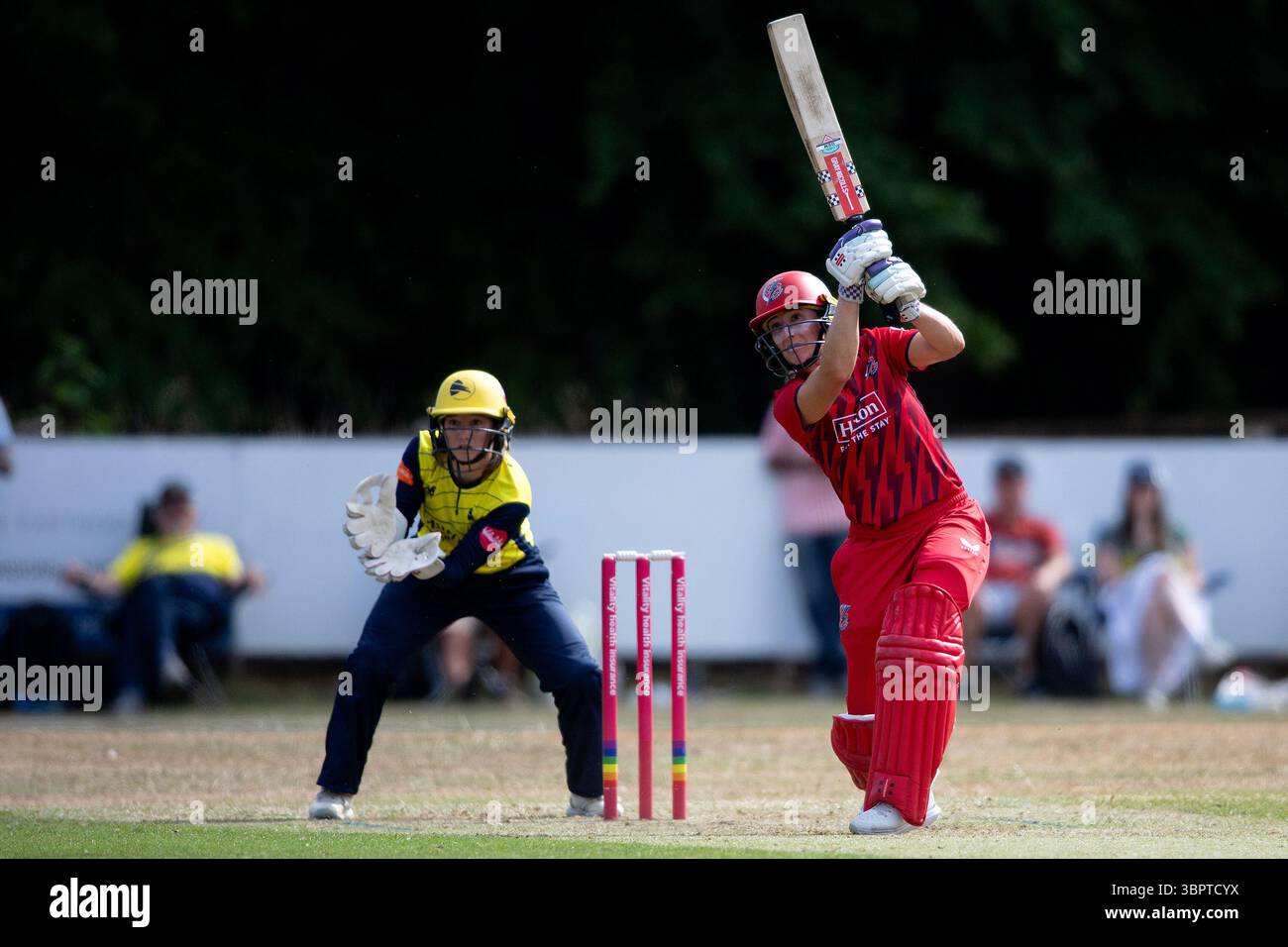 Newbury, Regno Unito, 09 luglio 2025. Emma Lamb dei Lancashire Thunder batte durante il Women's Vitality Blast match tra Hampshire Hawks e Lancashire Thunder al Falkland Cricket Club. Crediti: Dave Vokes/Alamy Live News Foto Stock