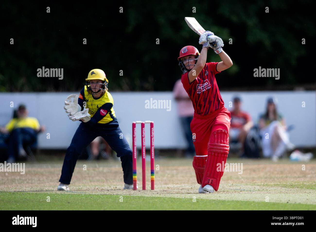 Newbury, Regno Unito, 09 luglio 2025. Emma Lamb dei Lancashire Thunder batte durante il Women's Vitality Blast match tra Hampshire Hawks e Lancashire Thunder al Falkland Cricket Club. Crediti: Dave Vokes/Alamy Live News Foto Stock