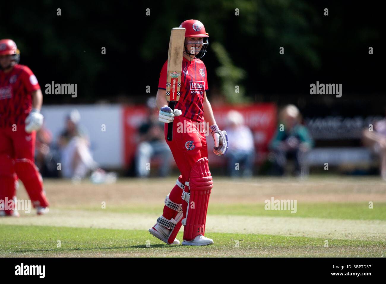 Newbury, Regno Unito, 09 luglio 2025. Emma Lamb di Lancashire Thunder alza la mazza raggiungendo il suo mezzo secolo durante il Women's Vitality Blast match tra Hampshire Hawks e Lancashire Thunder al Falkland Cricket Club. Crediti: Dave Vokes/Alamy Live News Foto Stock