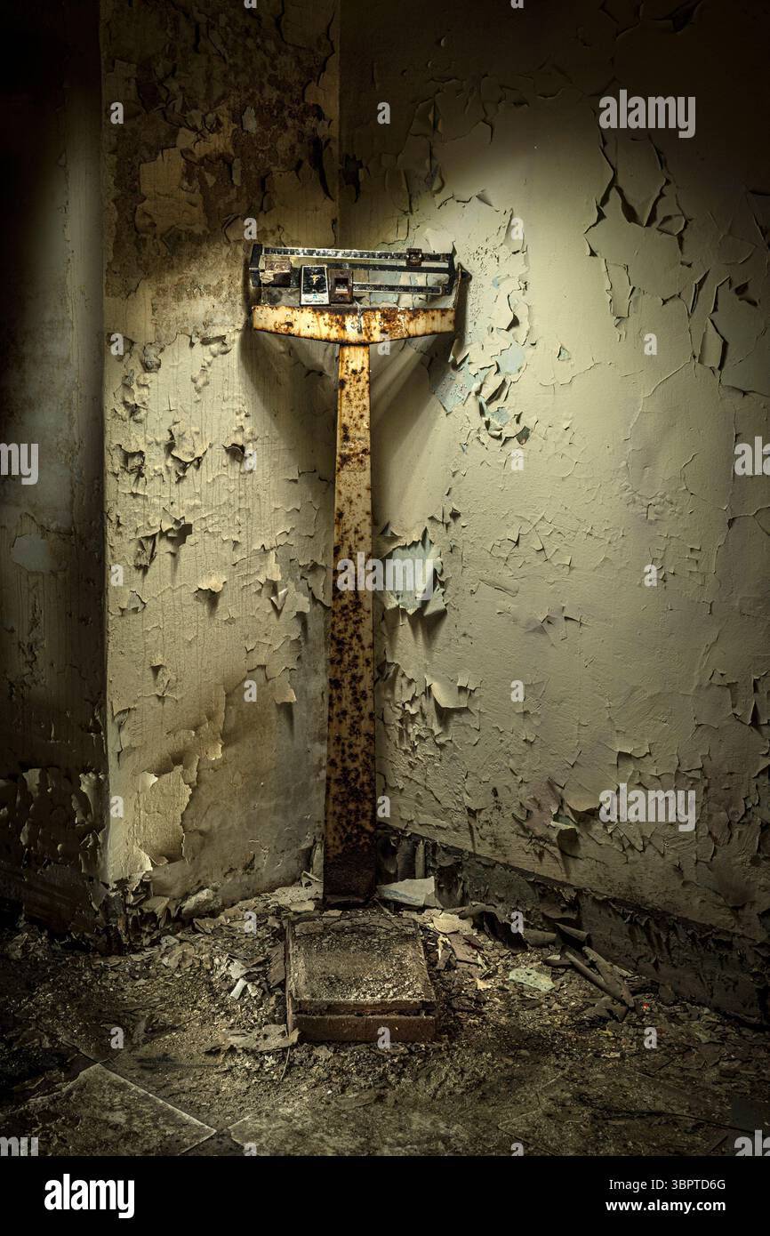 Rusty Forgotten Physician Beam Scale in abbandonato ospedale medico studio, Indiana USA Foto Stock
