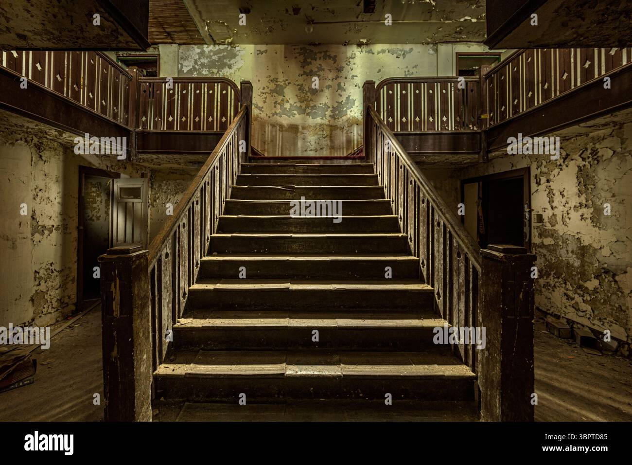 Grande scalinata vuota in una villa abbandonata, Indiana, Stati Uniti Foto Stock