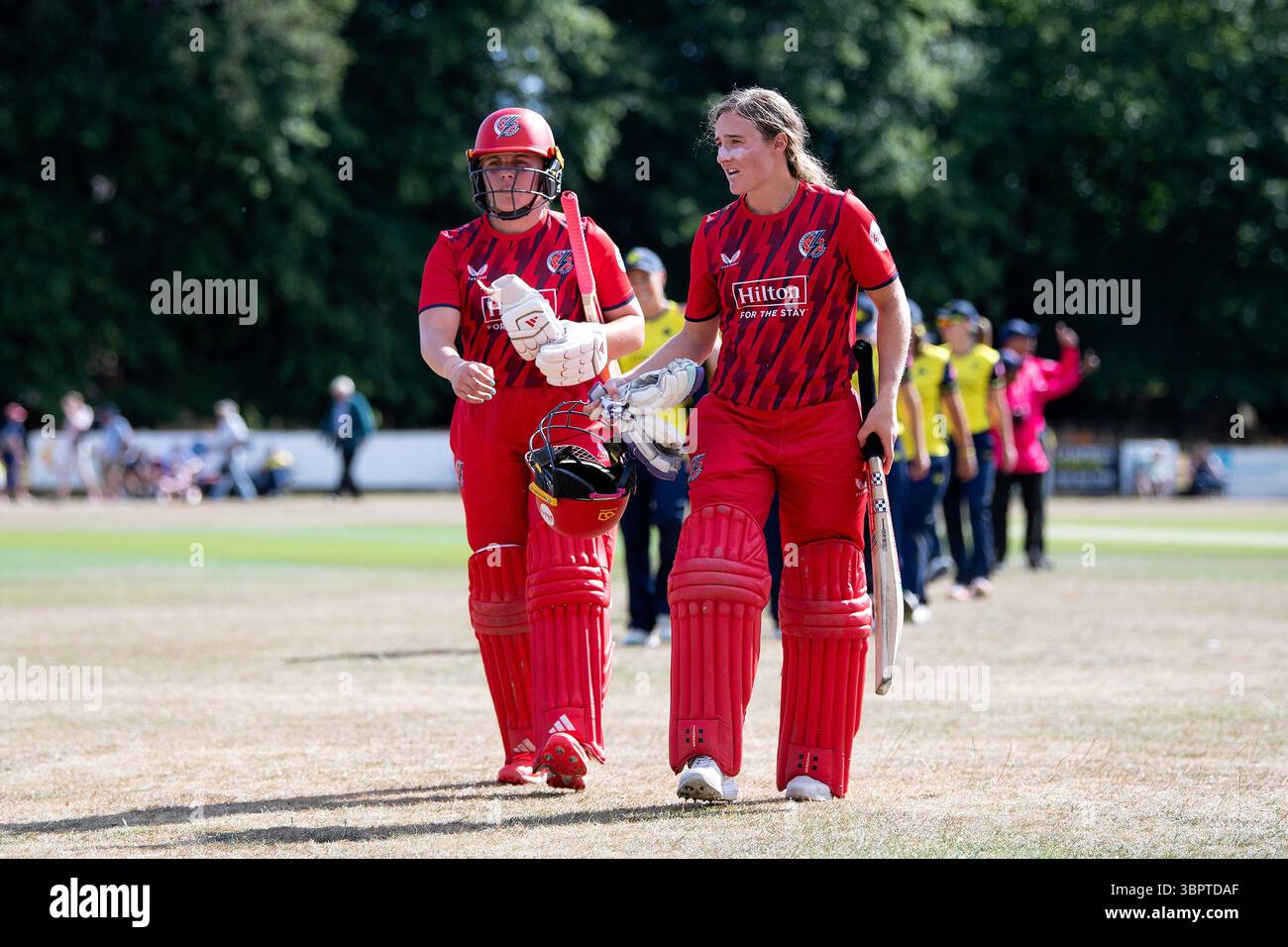 Newbury, Regno Unito, 09 luglio 2025. Emma Lamb (a destra) e Seren Smale del Lancashire Thunder si sono ritirati dopo essersi assicurata la vittoria durante il Women's Vitality Blast match tra Hampshire Hawks e Lancashire Thunder al Falkland Cricket Club. Crediti: Dave Vokes/Alamy Live News Foto Stock