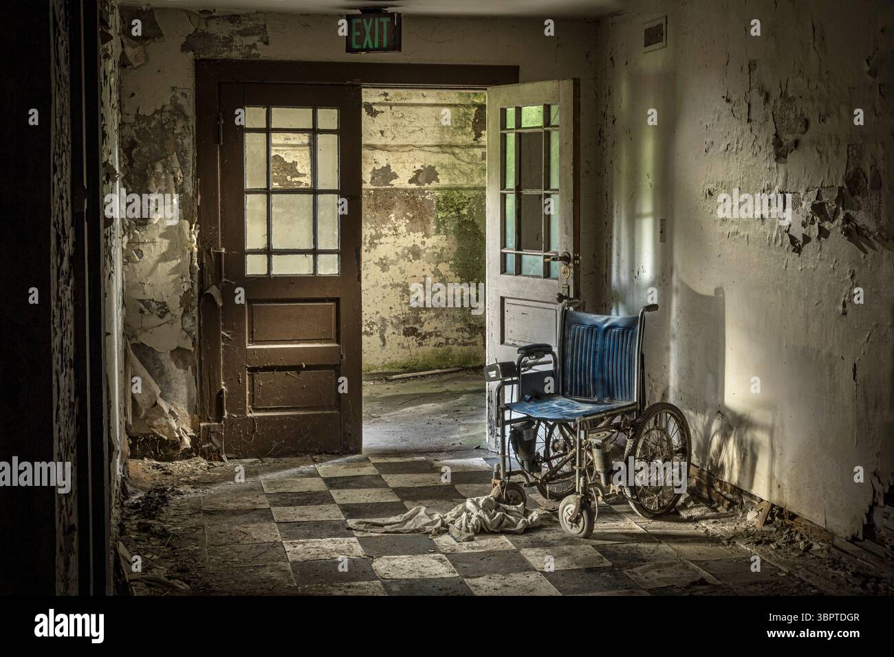 Sedia a rotelle solitaria in ospedale abbandonato, Indiana USA Foto Stock