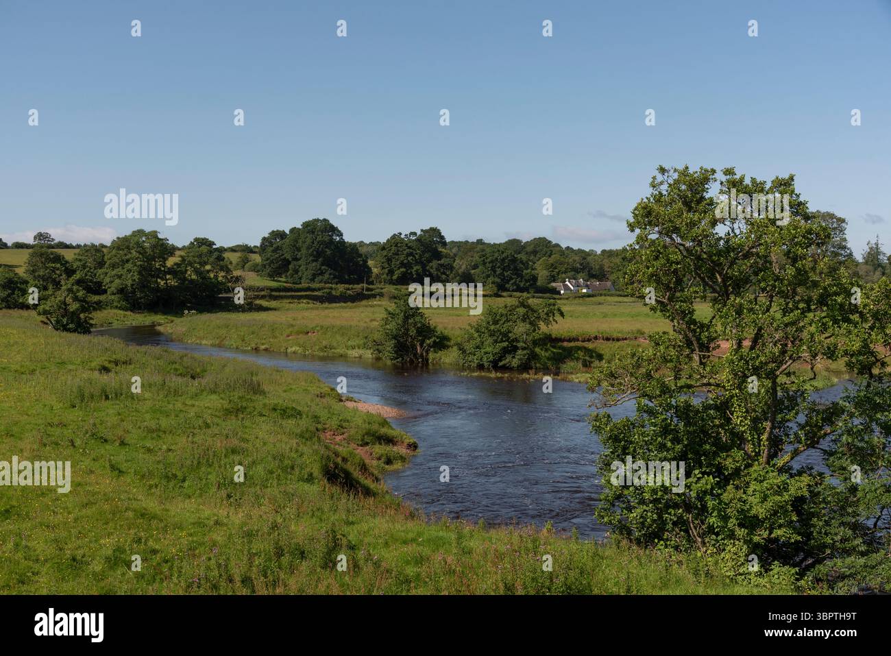 Drymen West Coast Scotland, 06.07.2025. Endrick Water, che scorre nel Loch Lomond, a un paio di miglia da Drymen, dove e' stata scattata questa immagine Foto Stock