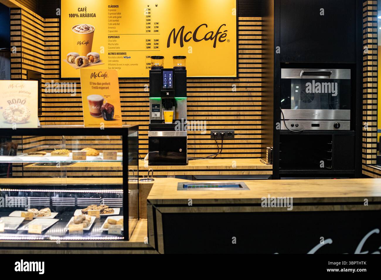 McCafé Menu Board, Coffee and Pasticceria display. McDonald's Barcellona Spagna 09.07.2025 Foto Stock