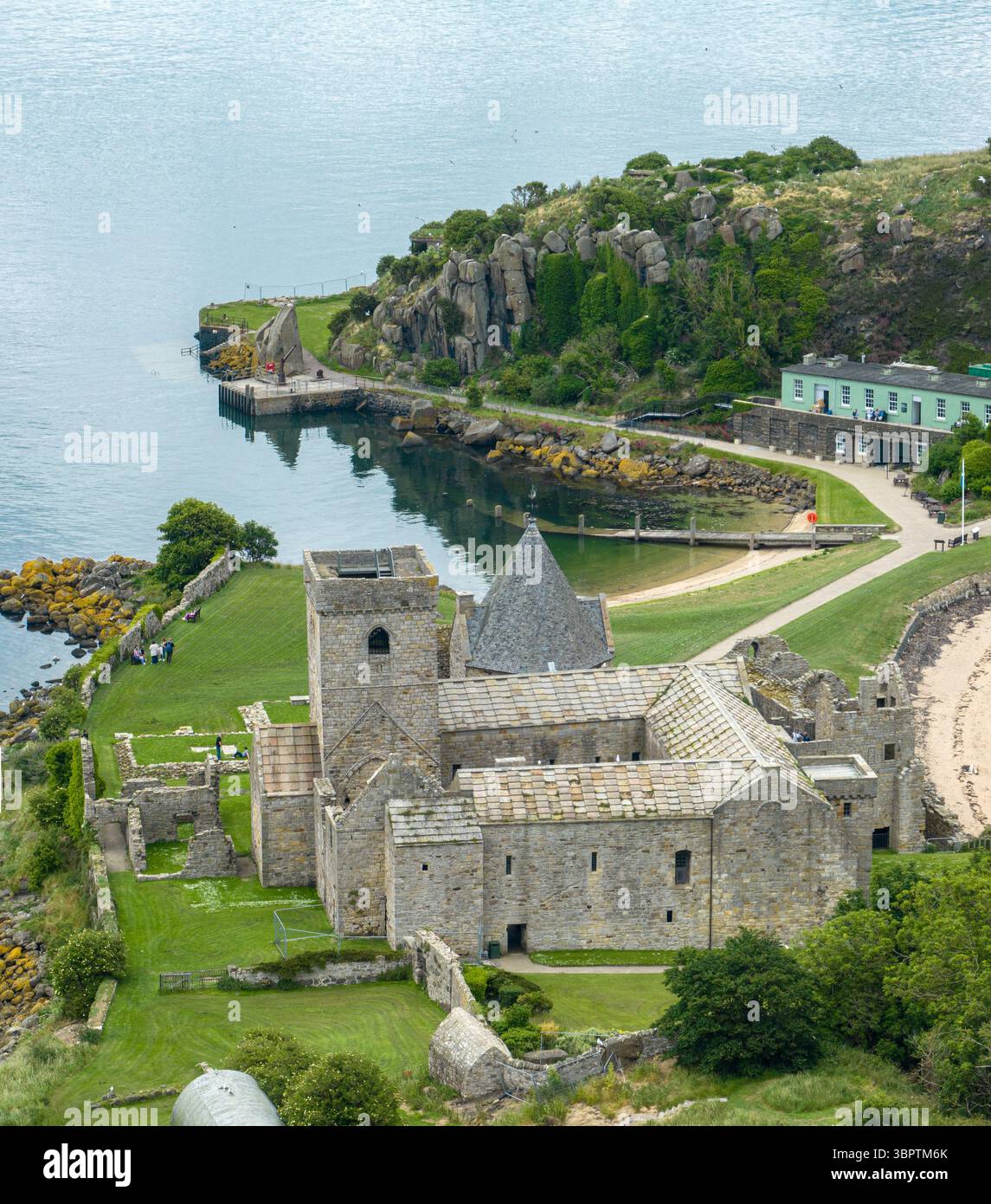 Vista aerea dell'abbazia di Inchcolm fu fondata su quest'isola originariamente come priorato da Davide i nel 1140. Edifici monastici in Scozia Foto Stock