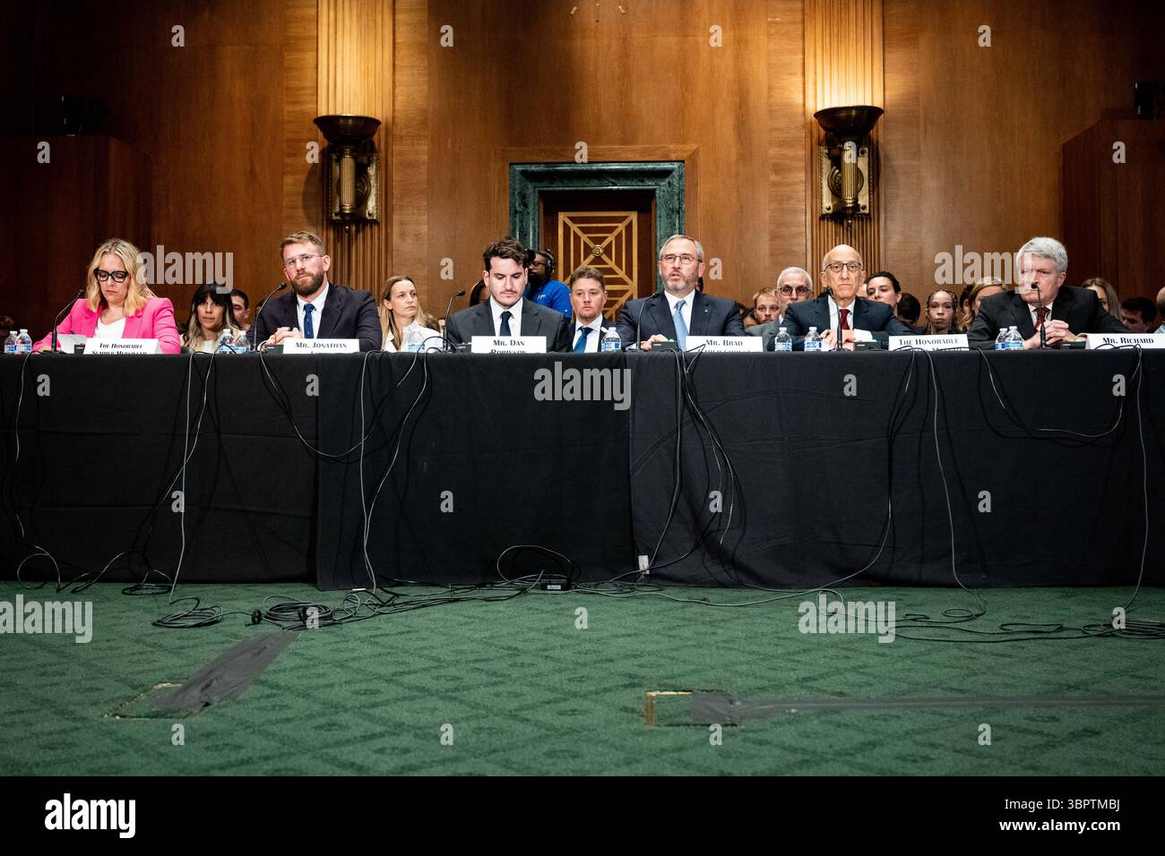 Summer Mersinger, CEO, Blockchain Association; Mr. Jonathan Levin, CEO, Chainalysis; Mr. Dan Robinson, General Partner, Paradigm; Mr. Brad Garlinghouse (parlando), CEO, Ripple, Timothy Massad, Research Fellow e Director of Digital Assets Policy Project del Mossavar-Rahmani Center for Business and Government, Kennedy School of Government presso l'Università di Harvard ed ex Presidente CFTC, e Richard Painter, S. Walter Richey Professor of Corporate Law, University of Minnesota Law School, ex consigliere associato del Presidente e avvocato della Casa Bianca che parla a un avvocato Foto Stock