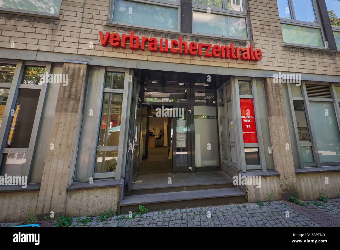 Colonia, Germania 01 luglio 2025: Filiale di Colonia del centro di consulenza per i consumatori che informa, fornisce consulenza e assiste i consumatori in materia di consumo privato Foto Stock