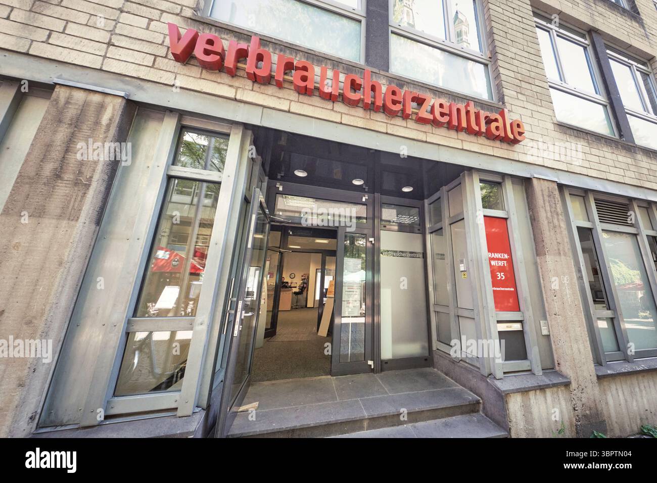 Colonia, Germania 01 luglio 2025: Filiale di Colonia del centro di consulenza per i consumatori che informa, fornisce consulenza e assiste i consumatori in materia di consumo privato Foto Stock