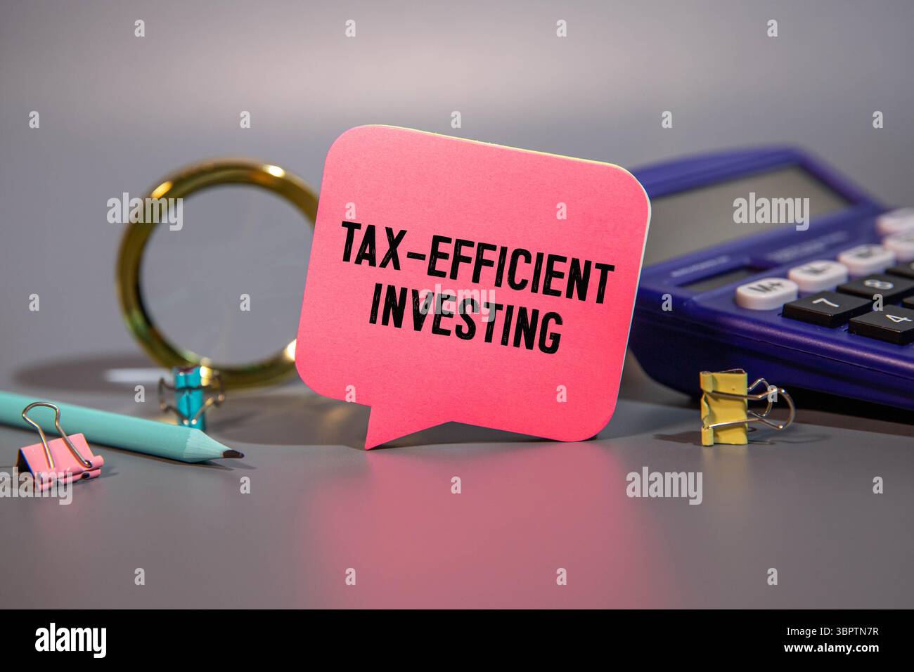 Crea blocchi note a colori con un INVESTIMENTO EFFICIENTE IN termini DI TASSE. Blocco note con occhiali e documenti di testo. Concetto di business Foto Stock