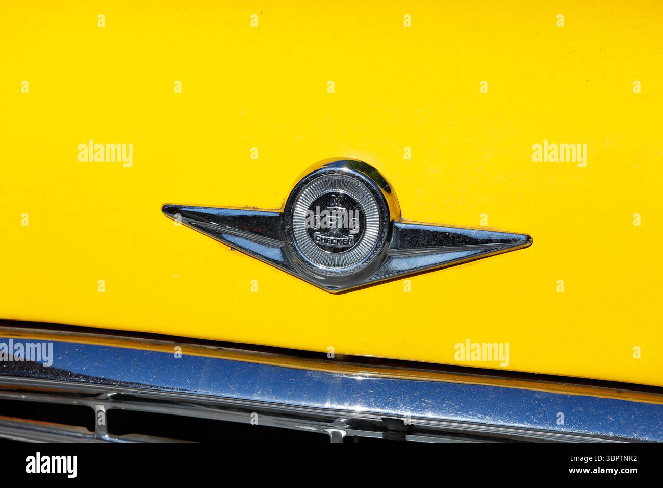 Stemma decorativo del cofano della Checker Motors Corporation su un taxi taxi giallo a scacchi. maratona checker Foto Stock