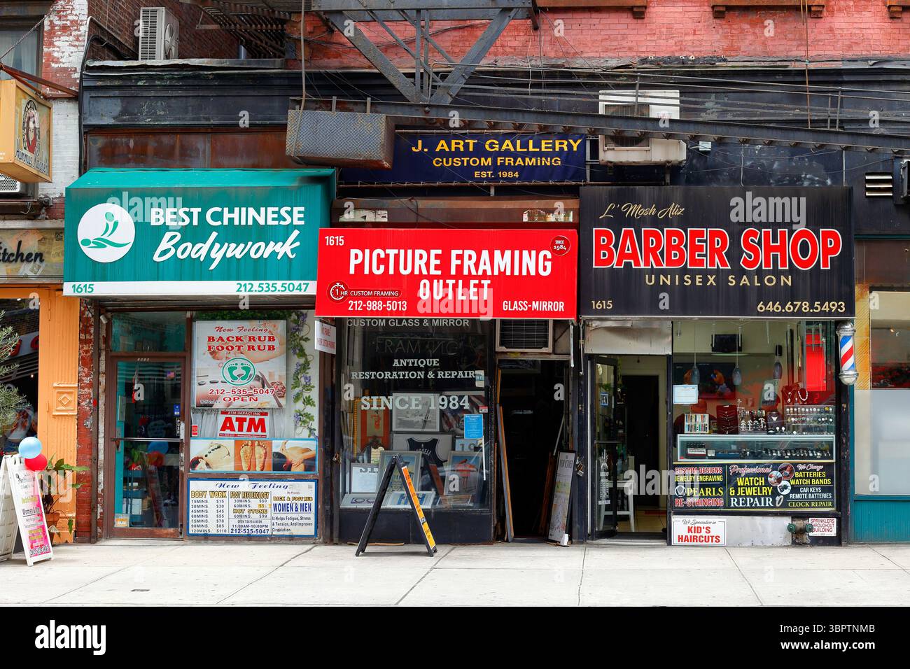 Negozi di piccole imprese a Manhattan Upper East Side, 1615 2nd Ave, New York. Backrub, carrozzeria, Picture Framing, Barbiere, riparazione gioielli orologi Foto Stock