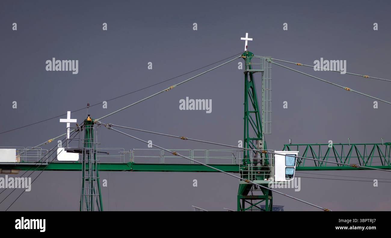 Christian attraversa le gru in un cantiere in Messico Foto Stock