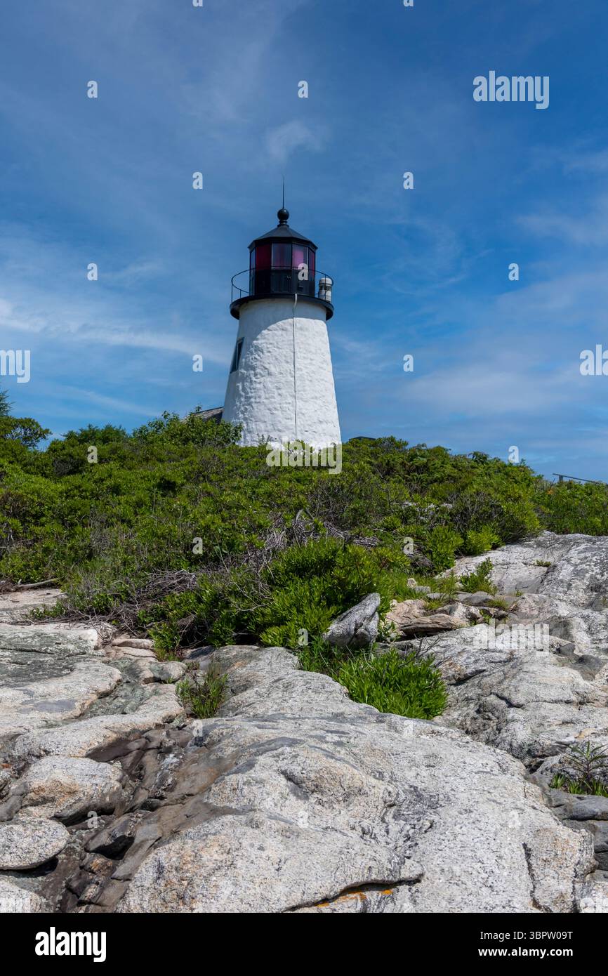 Faro di Burnt Island a Boothbay Harbor, Maine USA, in una luminosa mattinata d'estate Foto Stock