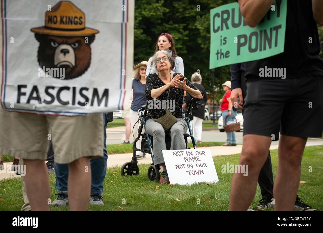 Burlington, Massachusetts, Stati Uniti. 9 luglio 2025. Dimostrazione settimanale di testimoni al di fuori della struttura centrale dell'immigrazione e delle dogane (ICE) della regione del New England a Burlington. La struttura, 26 km a nord-ovest di Boston, Massachusetts, in un parco uffici vicino a un grande centro commerciale, tratta i detenuti DI GHIACCIO provenienti dagli stati di New York di Rhode Island, Connecticut, Massachusetts, New Hampshire, Maine e Vermont. Centinaia di persone prendono parte alle manifestazioni pacifiche settimanali contro ICE, Donald Trump e la sua attuale amministrazione al di fuori della struttura Credit: Chuck Nacke/Alamy Live News Foto Stock