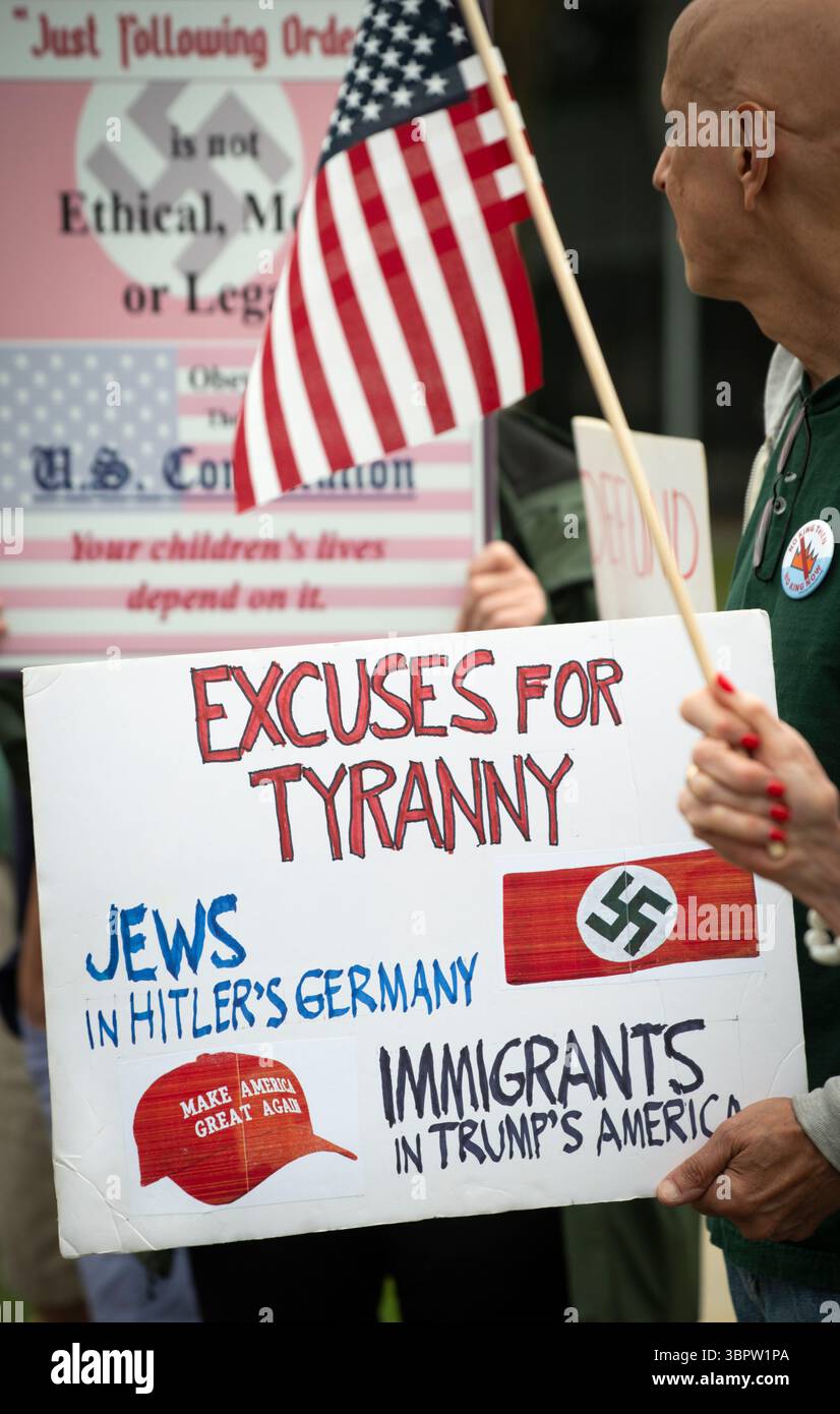 Burlington, Massachusetts, Stati Uniti. 9 luglio 2025. Dimostrazione settimanale di testimoni al di fuori della struttura centrale dell'immigrazione e delle dogane (ICE) della regione del New England a Burlington. La struttura, 26 km a nord-ovest di Boston, Massachusetts, in un parco uffici vicino a un grande centro commerciale, tratta i detenuti DI GHIACCIO provenienti dagli stati di New York di Rhode Island, Connecticut, Massachusetts, New Hampshire, Maine e Vermont. Centinaia di persone prendono parte alle manifestazioni pacifiche settimanali contro ICE, Donald Trump e la sua attuale amministrazione al di fuori della struttura Credit: Chuck Nacke/Alamy Live News Foto Stock