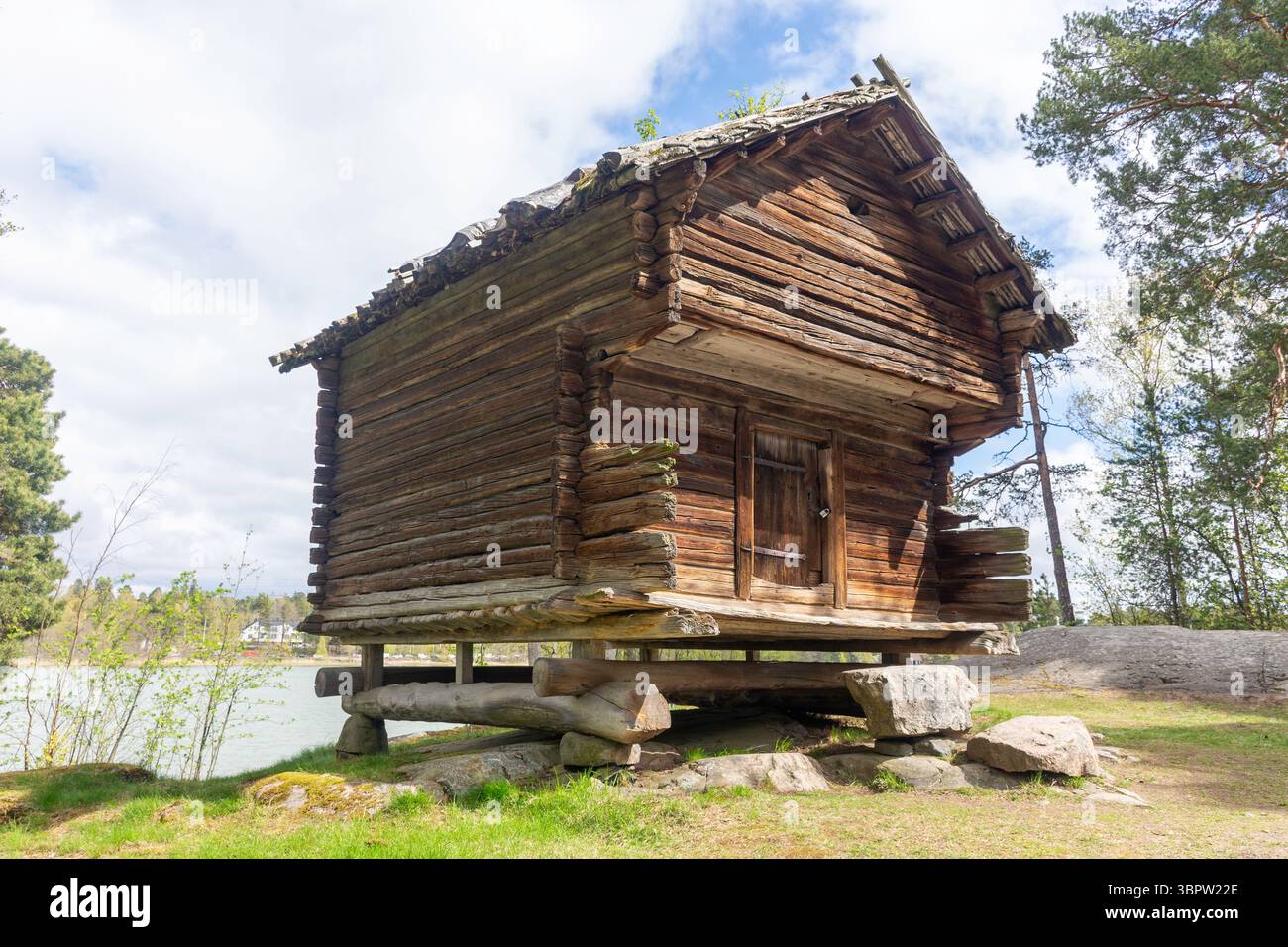 Il granaio del XVII secolo al Seurasaari Open-Air Museum (Seurasaaren ulkomuseo), Meilahti, città di Helsinki, regione di Uusimaa, Repubblica di Finlandia Foto Stock