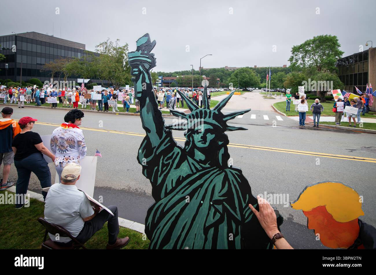 Burlington, Massachusetts, Stati Uniti. 9 luglio 2025. Dimostrazione settimanale di testimoni al di fuori della struttura centrale dell'immigrazione e delle dogane (ICE) della regione del New England a Burlington. La struttura, 26 km a nord-ovest di Boston, Massachusetts, in un parco uffici vicino a un grande centro commerciale, tratta i detenuti DI GHIACCIO provenienti dagli stati di New York di Rhode Island, Connecticut, Massachusetts, New Hampshire, Maine e Vermont. Centinaia di persone prendono parte alle manifestazioni pacifiche settimanali contro ICE, Donald Trump e la sua attuale amministrazione al di fuori della struttura Credit: Chuck Nacke/Alamy Live News Foto Stock