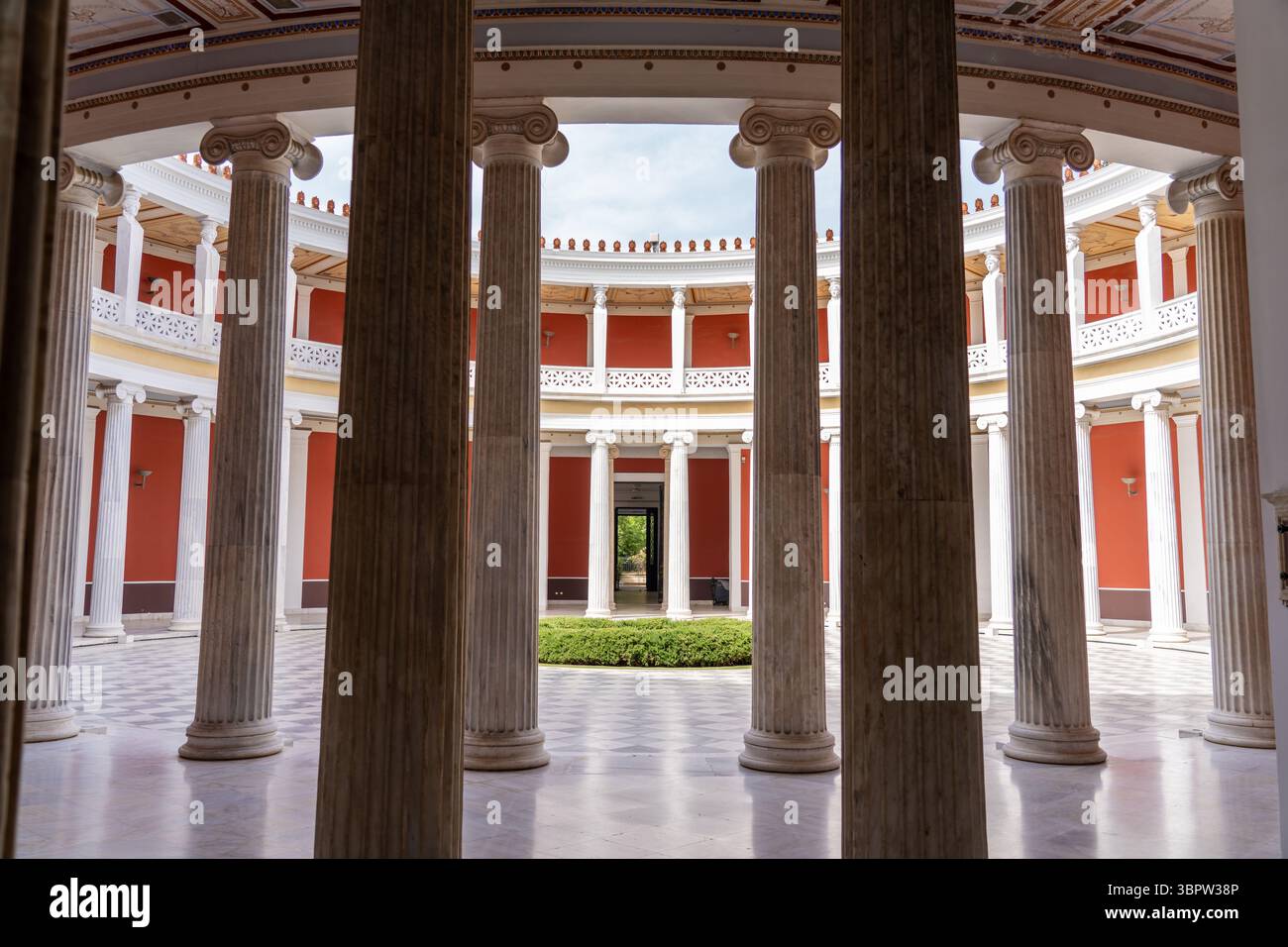 Atene Grecia - 23 maggio 2025: L'interno della Zappeion Hall ad Atene Grecia con la luce del sole che entra nel cortile aperto e nelle colonne Foto Stock
