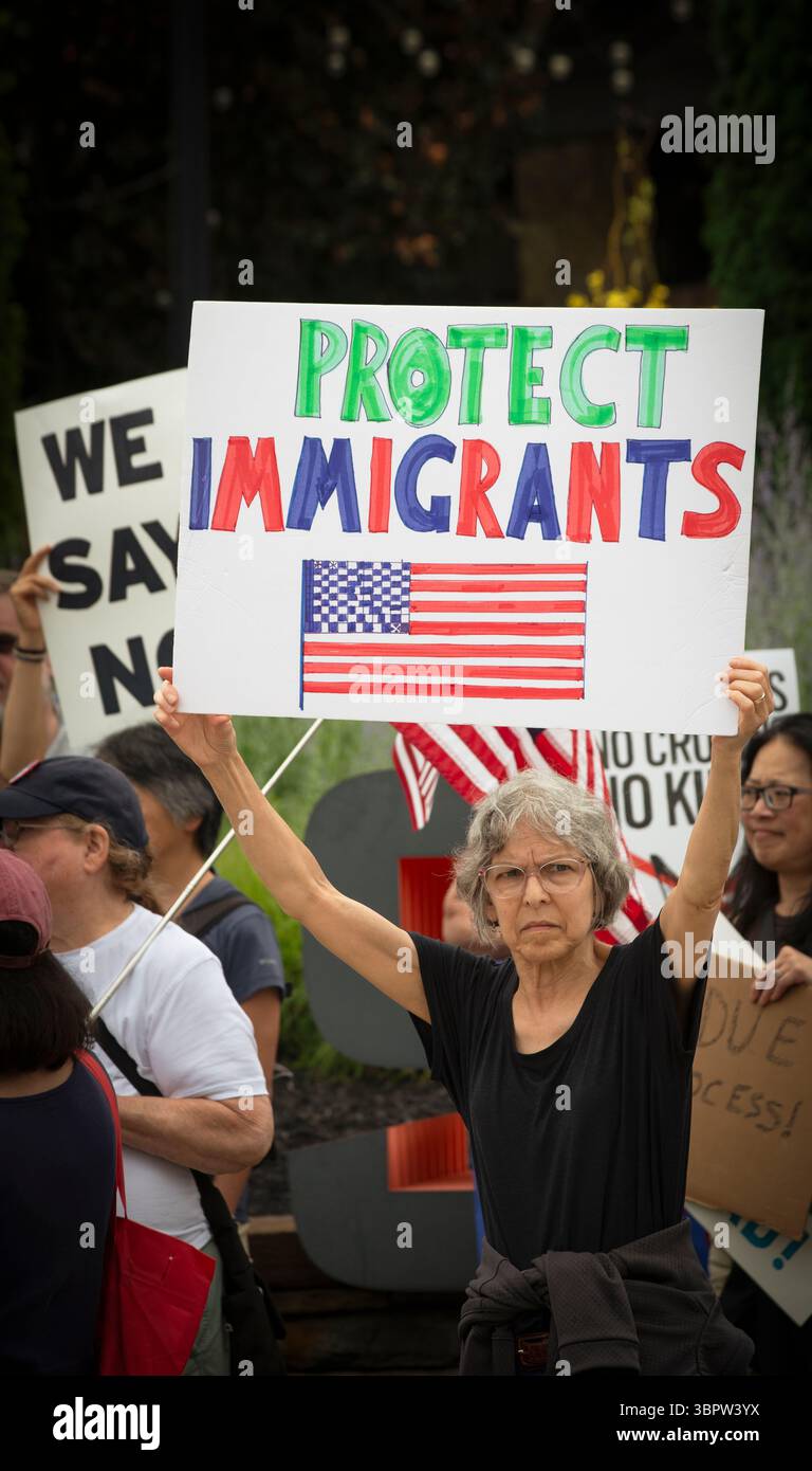 Burlington, Massachusetts, Stati Uniti. 9 luglio 2025. Dimostrazione settimanale di testimoni al di fuori della struttura centrale dell'immigrazione e delle dogane (ICE) della regione del New England a Burlington. La struttura, 26 km a nord-ovest di Boston, Massachusetts, in un parco uffici vicino a un grande centro commerciale, tratta i detenuti DI GHIACCIO provenienti dagli stati di New York di Rhode Island, Connecticut, Massachusetts, New Hampshire, Maine e Vermont. Centinaia di persone prendono parte alle manifestazioni pacifiche settimanali contro ICE, Donald Trump e la sua attuale amministrazione al di fuori della struttura Credit: Chuck Nacke/Alamy Live News Foto Stock