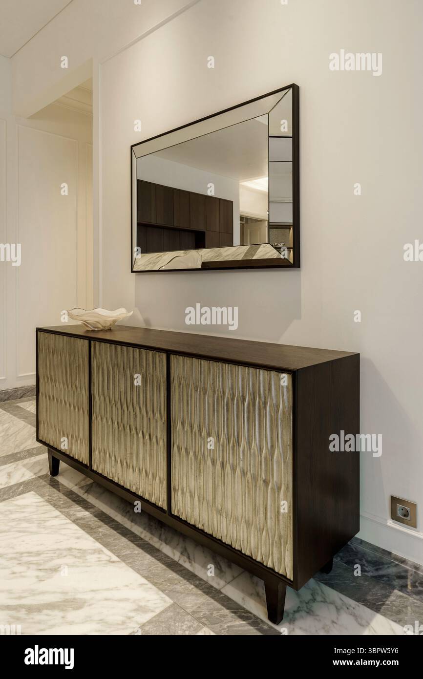appartamento, sfondo, specchio smussato, buffet, mobile, chic, classico, console, contemporaneo, credenza, legno scuro, arredamento, decorazione, design, elegante, Foto Stock