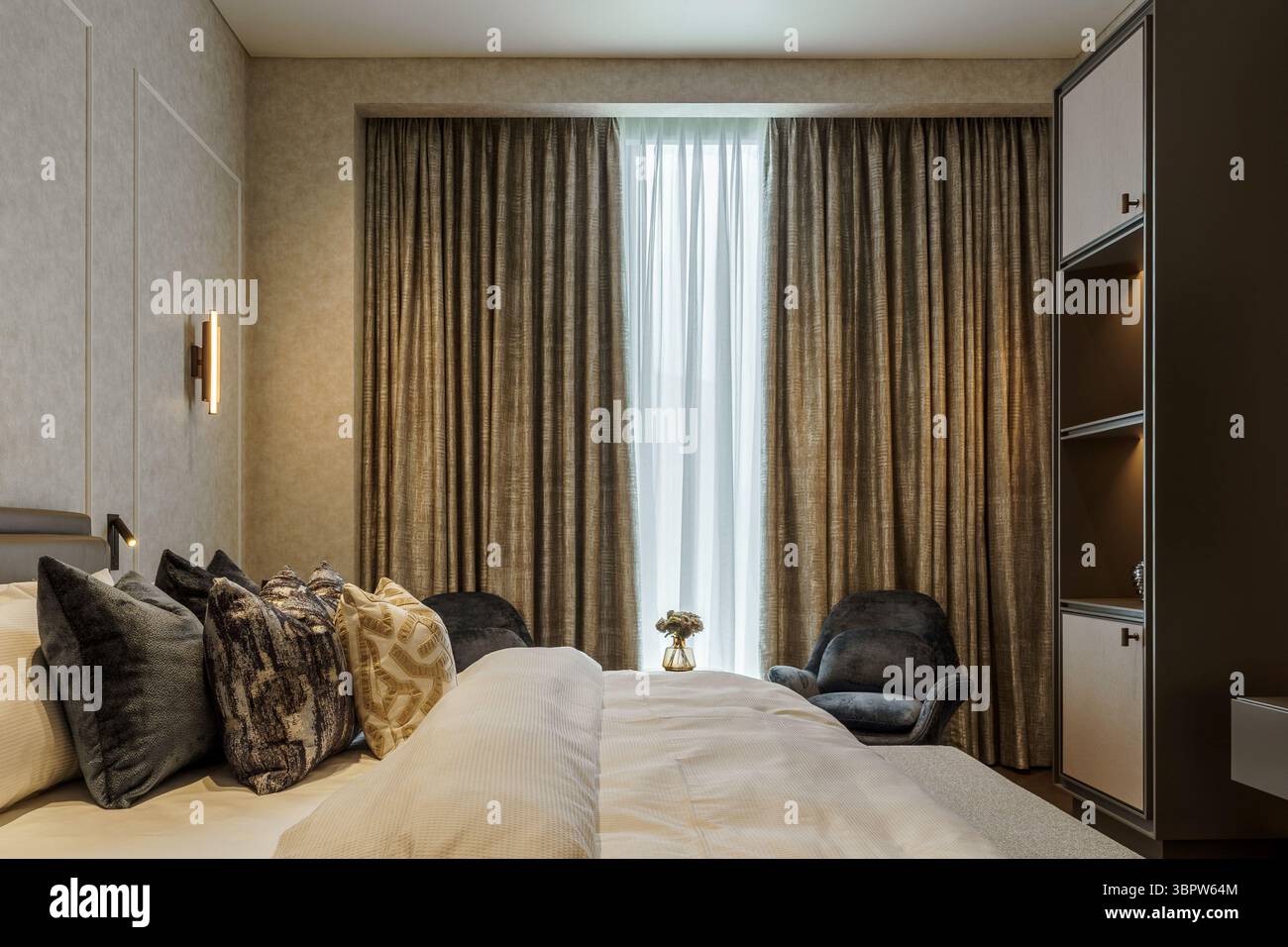 Eleganti camere da letto con un letto king size, sedie lussuose e tende marroni che rivelano un tessuto puro su una grande finestra. Foto Stock