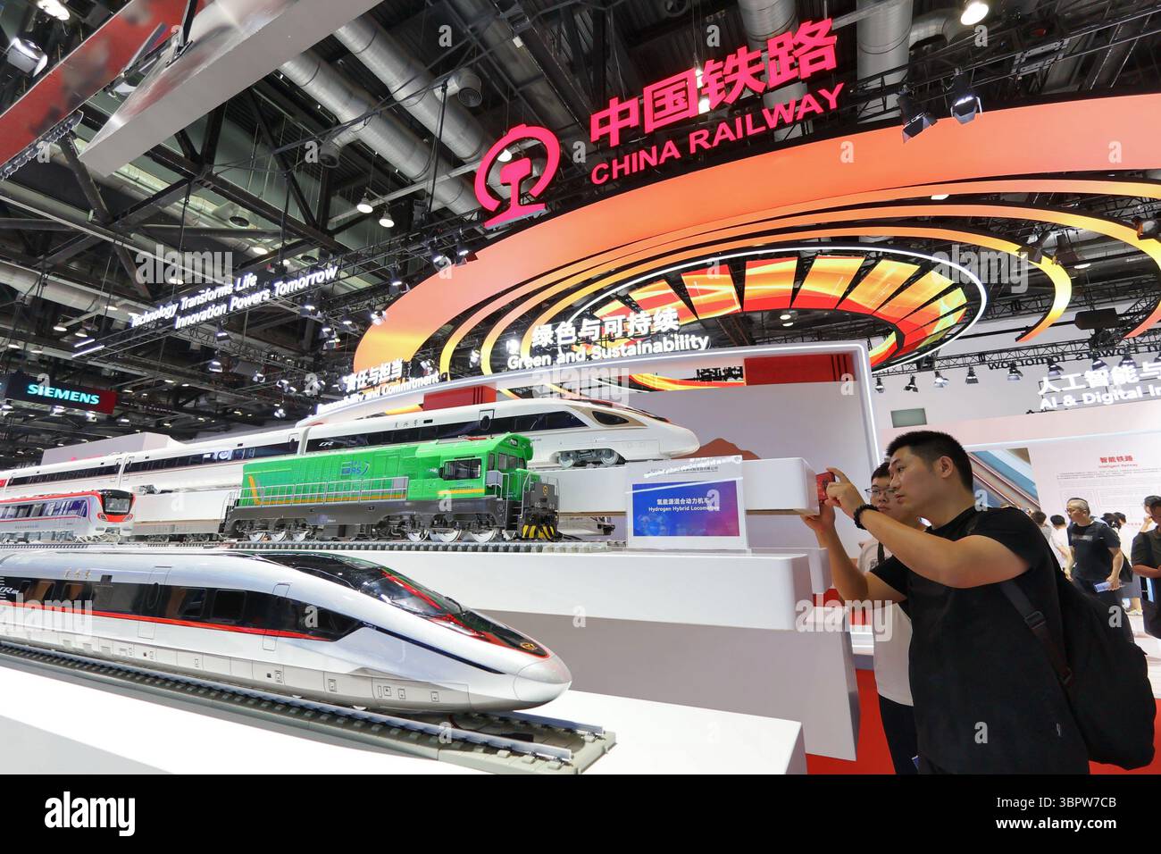 PECHINO, CINA - 9 LUGLIO 2025 - il pubblico ha visto i modelli dei nuovi veicoli ferroviari nazionali alla MODERN RAILWAYS 2025 a Pechino, Cina, il 9 luglio 2025. Foto Stock