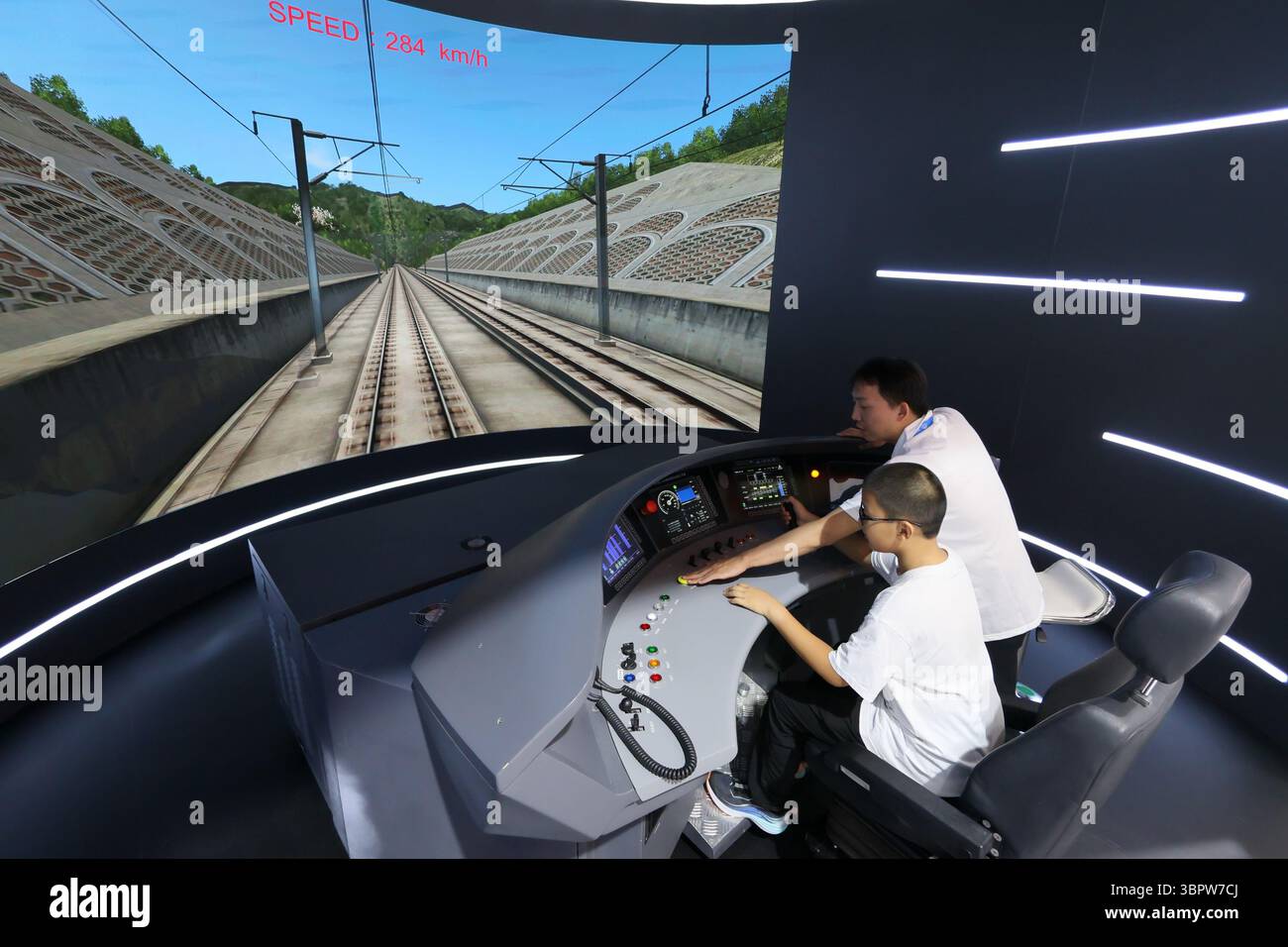 PECHINO, CINA - 9 LUGLIO 2025 - Audience Experience the Fuxing Bullet Train Simulation Cockpit presso MODERN RAILWAYS 2025 a Pechino, Cina, il 9 luglio 2025. Foto Stock