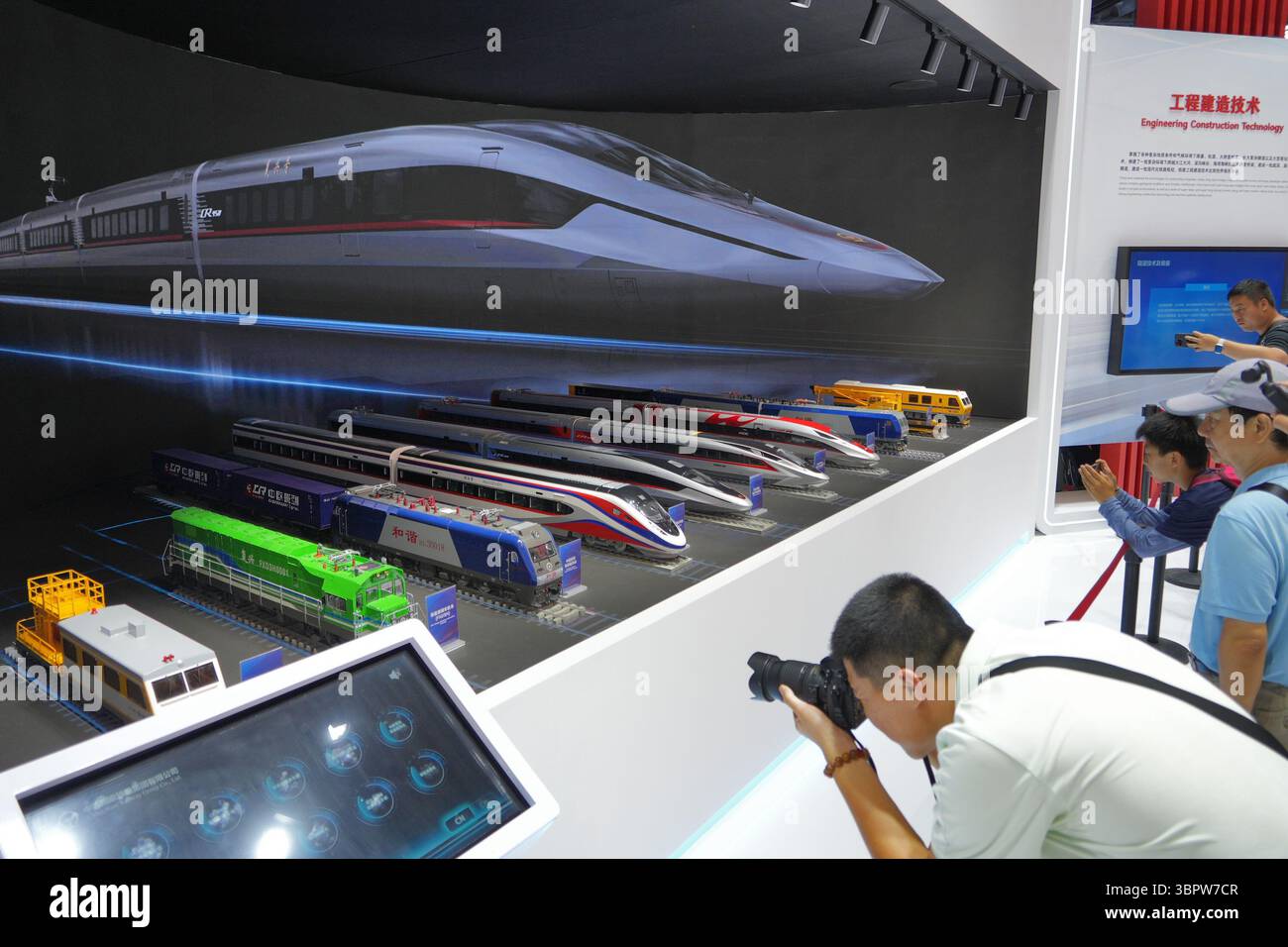 PECHINO, CINA - 9 LUGLIO 2025 - il pubblico ha visto i modelli dei nuovi veicoli ferroviari nazionali alla MODERN RAILWAYS 2025 a Pechino, Cina, il 9 luglio 2025. Foto Stock