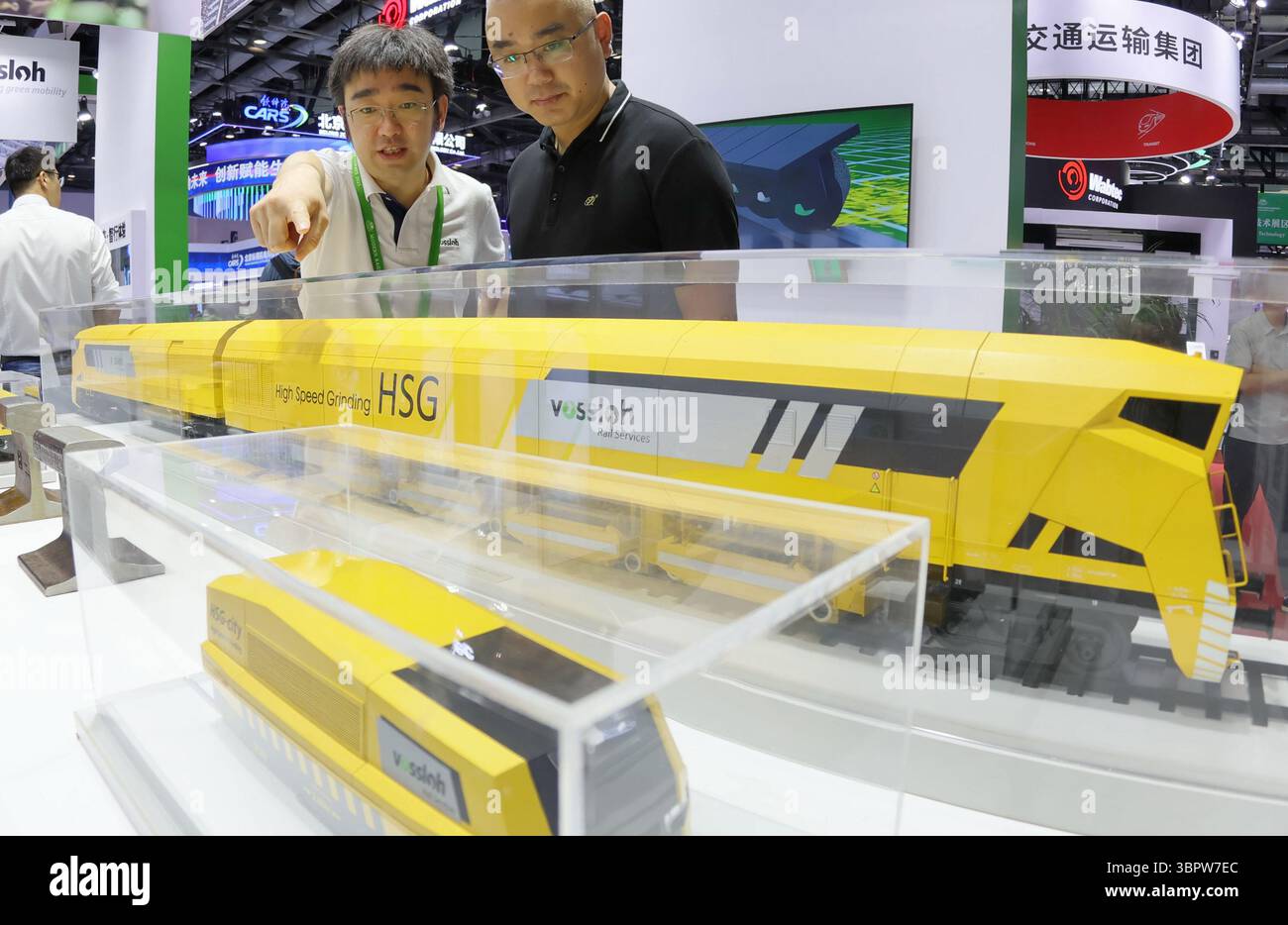 PECHINO, CINA - 9 LUGLIO 2025 - gli spettatori guardano le attrezzature per la manutenzione dei binari presso MODERN RAILWAYS 2025 a Pechino, Cina, il 9 luglio 2025. Foto Stock