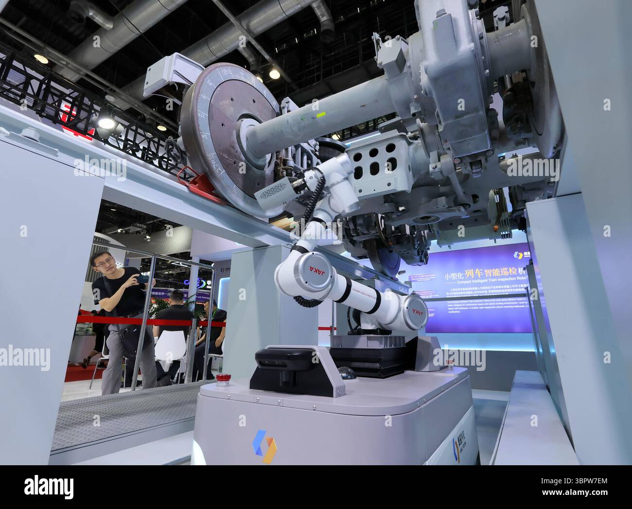 PECHINO, CINA - 9 LUGLIO 2025 - Audience Watch train Intelligent Inspection robot on MODERN RAILWAYS 2025 a Pechino, Cina, il 9 luglio 2025. Foto Stock