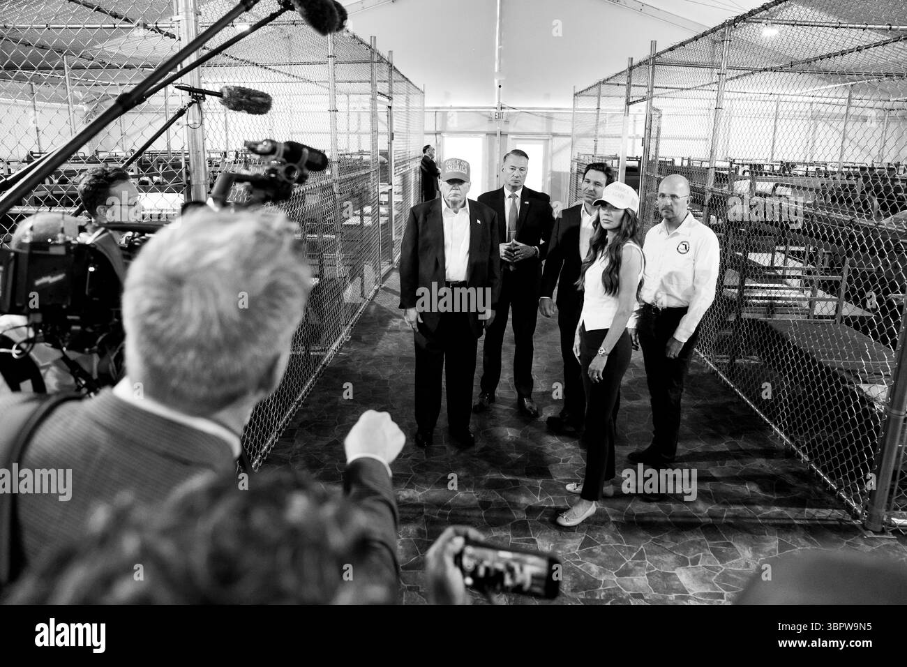 Il presidente Donald Trump è affiancato dal segretario del Dipartimento per la sicurezza interna (DHS) Kristi Noem, dal governatore della Florida Ron DeSantis, dal direttore facente funzione per l'immigrazione e l'applicazione delle dogane Todd M. Lyons e dal direttore esecutivo della Florida Division of Emergency Management Kevin Guthrie per un tour della struttura di "Alligator Alcatraz" e una tavola rotonda presso il sito del Dade-Collier Training and Transition Airport di Ochopee, il 1 luglio 2025. (Foto DHS di Tia Dufour) Foto Stock