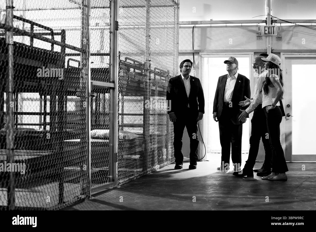 Il presidente Donald Trump è affiancato dal segretario del Dipartimento per la sicurezza interna (DHS) Kristi Noem, dal governatore della Florida Ron DeSantis, dal direttore facente funzione per l'immigrazione e l'applicazione delle dogane Todd M. Lyons e dal direttore esecutivo della Florida Division of Emergency Management Kevin Guthrie per un tour della struttura di "Alligator Alcatraz" e una tavola rotonda presso il sito del Dade-Collier Training and Transition Airport di Ochopee, il 1 luglio 2025. (Foto DHS di Tia Dufour) Foto Stock