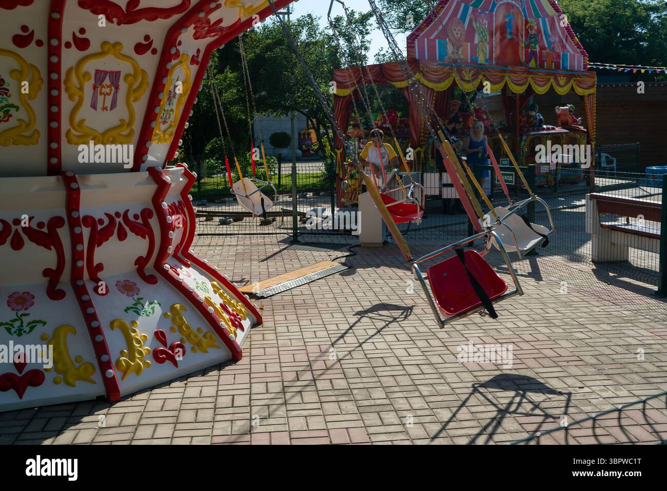 Sochi, Russia - 05 luglio 2022: Giostra per bambini in un parco divertimenti estivo. Parco divertimenti. Foto Stock