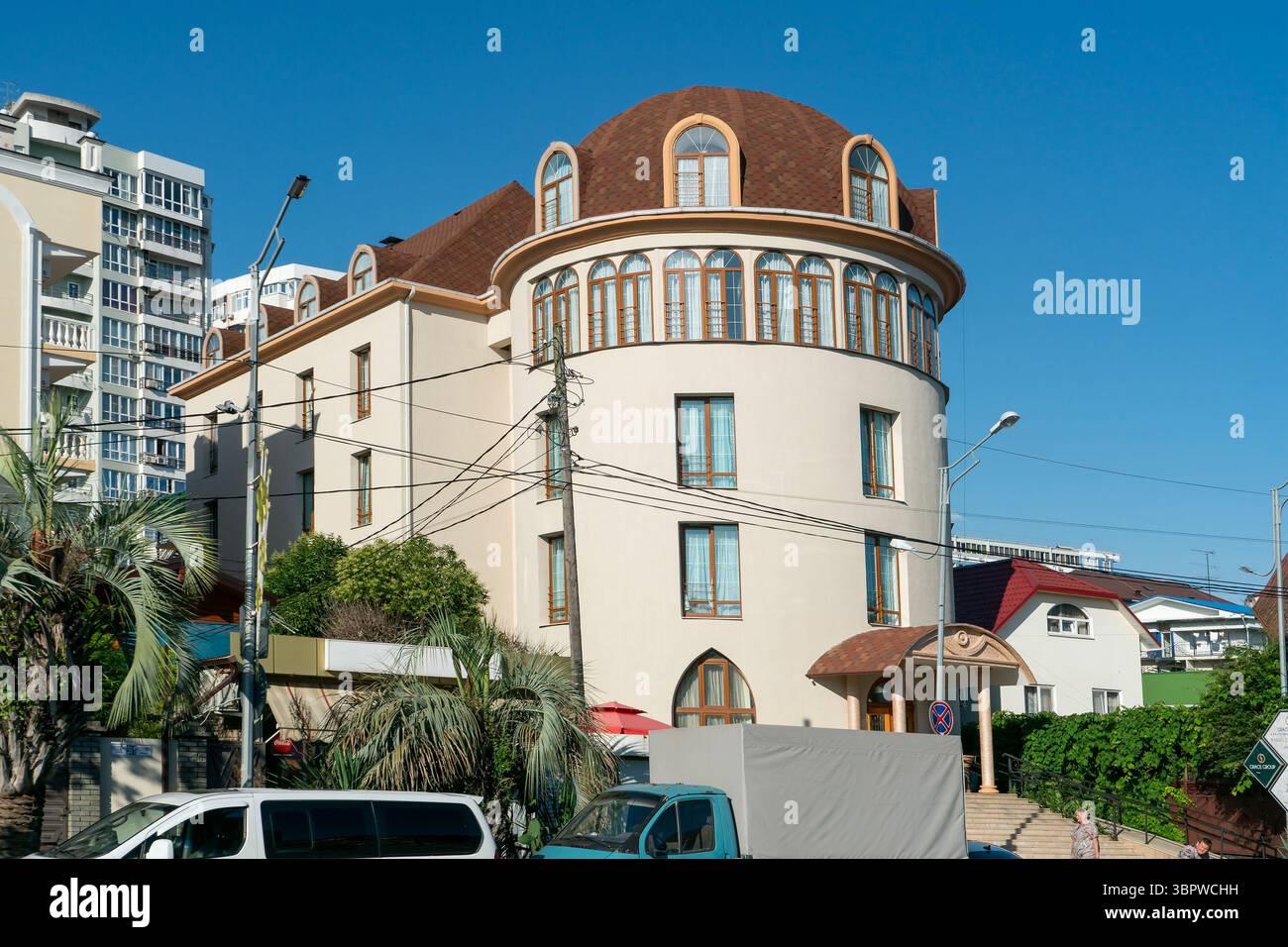 Facciata di un edificio alberghiero privato in un resort in estate. Camere d'hotel con finiture antiche. Foto Stock Facciata di un edificio alberghiero privato in un resort in estate. Camere d'hotel con finiture antiche. Foto Stock