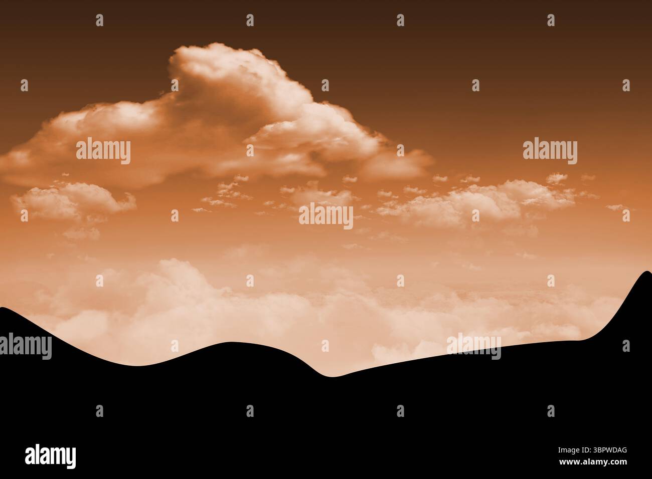 Il paesaggio desertico piatto mostra la sagoma di dune di sabbia ondulate sotto il cielo arancione sfumato con nuvole Foto Stock