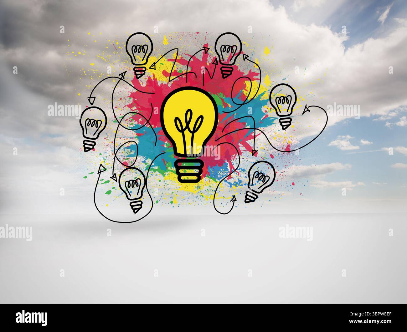 Lampadina con spruzzi di vernice sullo sfondo del cielo Foto Stock