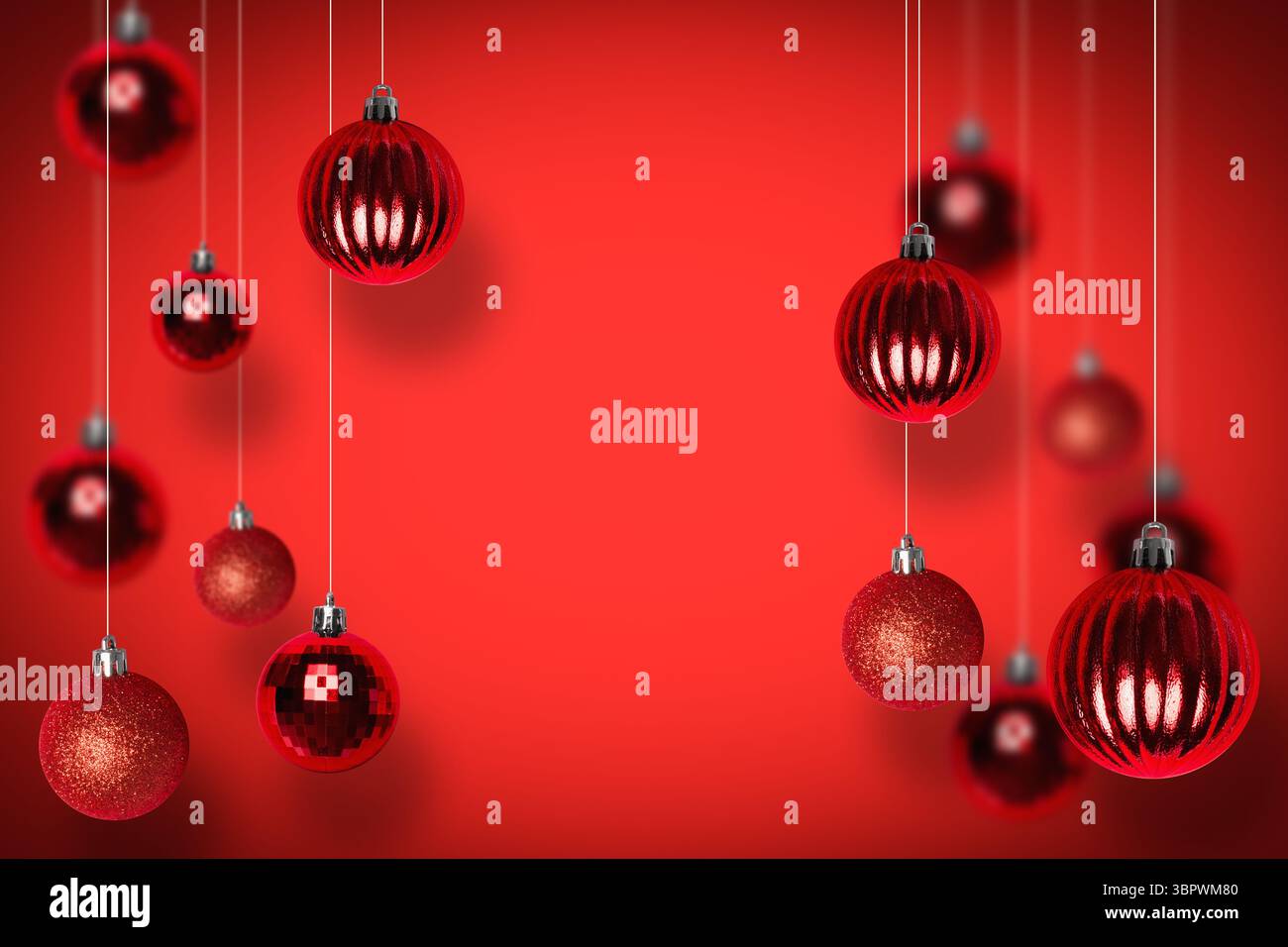 Baule natalizie rosse appese a corde argentate con un design piatto su sfondo rosso sfumato Foto Stock