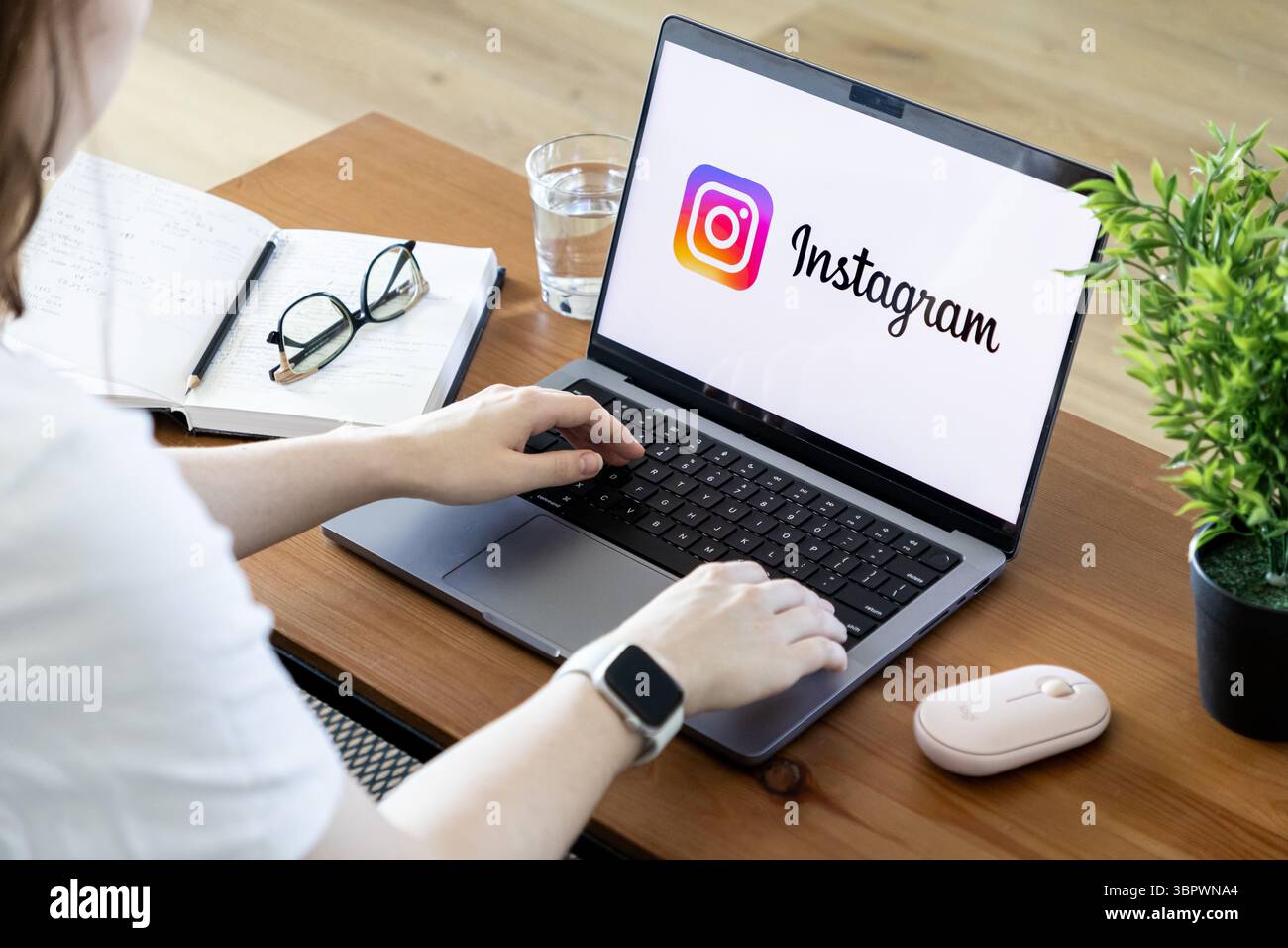 Poznan, Polonia - 15 giugno 2025: Applicazione Instagram visualizzata in primo piano sullo schermo del laptop, che mostra la persona che scrive mentre lavora in un ufficio domestico Foto Stock