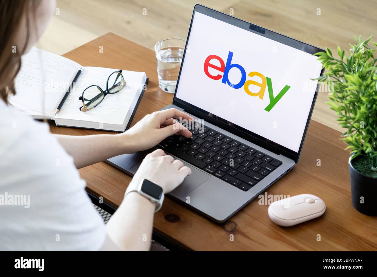 Poznan, Polonia - 15 giugno 2025: Vista della piattaforma eBay su un laptop, raffigurante un utente che naviga nel mercato digitale per acquistare e vendere beni Foto Stock