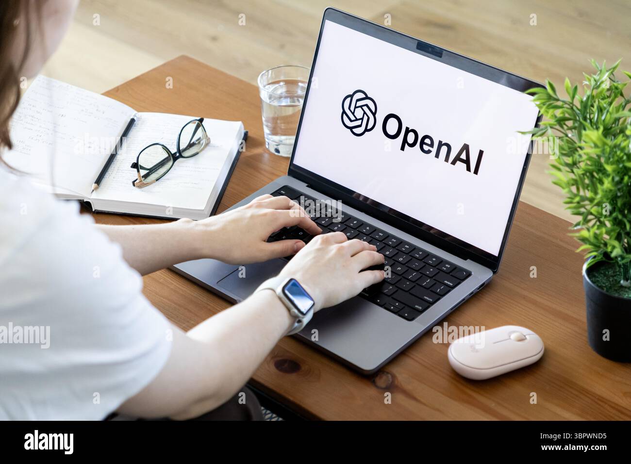 Poznan, Polonia - 15 giugno 2025: Logo OpenAI visualizzato su un moderno schermo per laptop, con le mani umane che digitano, che rappresenta intelli artificiali all'avanguardia Foto Stock